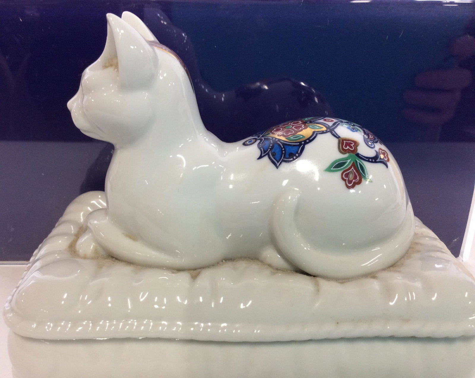 Byzantium Cat Figurine Ceramic Keepsake Box: Lidded Trinket Decor Ceramic Box. Hand painted Middle Eastern/ Indo -Asian Style Decor with gilt on cat’s back and forehead. All white & glazed. Made in Japan for Elizabeth Arden ( stamped on unders