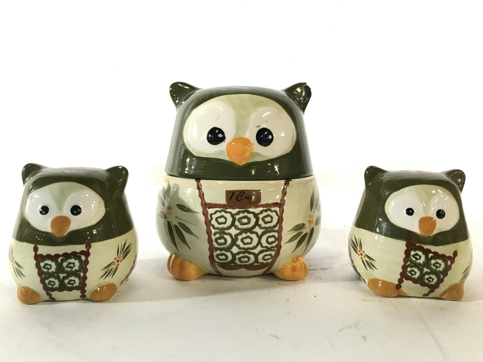 Lot 6 TEMPTATIONS Porcelain Owl Tableware: Lot includes 1 salt shaker 1 pepper shaker, 1 cup measurement, 1 1/2 cup measuring cup, 1 1/3 cup measuring cup & 1 1/4 cup measuring cup. Underside is marked TEMPTATIONS PRESENTABLE OVENWARE BY TARA.