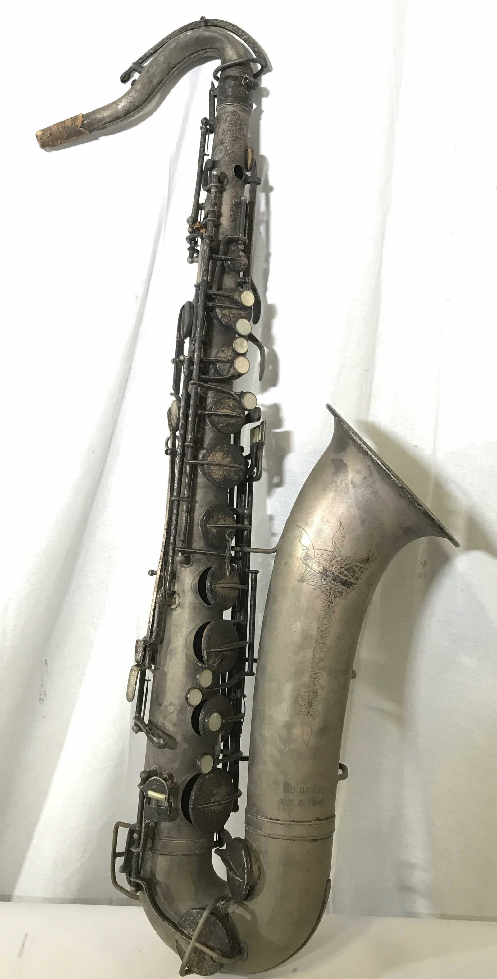 TOPPER Vintage Saxophone: This is a vintage TOPPER Saxophone. TOPPER is etched into the bell of the instrument, BD OF ED NYC 1949 is also etched into the bell. There is wear present on the piece consistent with age, exposure, 