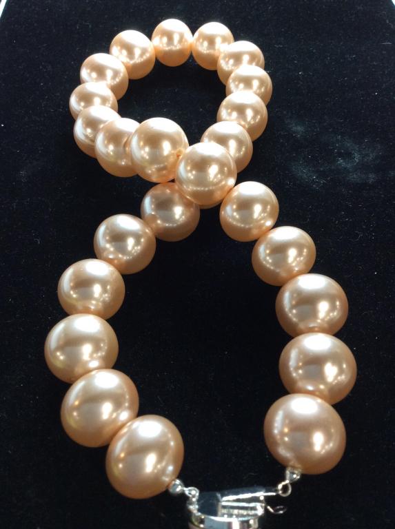 Lustrous Royal Size Beaded Pearl Choker: Care of Ralph Lauren/Carolee Head Jewelry Designer Showroom Inventory. Pink costume pearls, in a Statement size of approx 20 mm. Push and snap box style clasp. Approx 12 in. , 6 in. diameter. DESIGNER