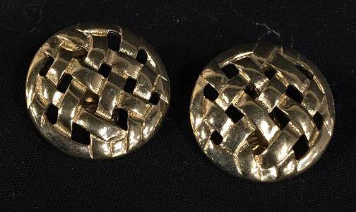 Vintage MONET gold toned clip earrings: Clip style earrings in gold tone. Earrings are basket weave pattern in the shape of buttons. Approximately 1 inch each button. Monet, Monet jewelry, gold toned, gold tone jewelry, vintage jewelry, jew