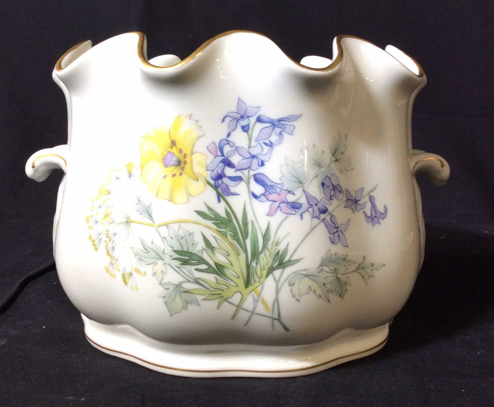 Porcelain Richard Ginori Primavera Cachepot: Porcelain Italian Richard Ginori Primavera Dual Handle Cachepot, Planter, Vase, Ice Bucket, with a scalloped edge and two leafed handles with gold foil appliqué. Spring Flowers Decor on both outside 