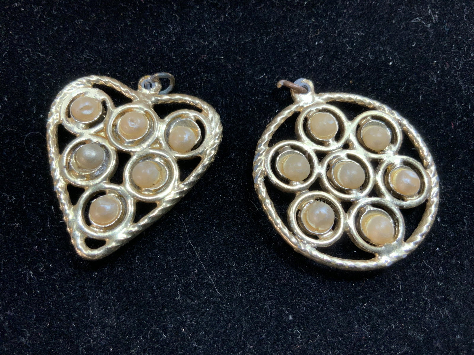 Lot 7 Vintage Gold Tone Jewelry: Gold tone mid century jewelry. 2 petite watches dating from 1950s, need repair, 2 costume pearl pendants, round & heart shape, 1 Pin/ accessory with scroll design, 1 choker, 1 rope length chain 50 in.