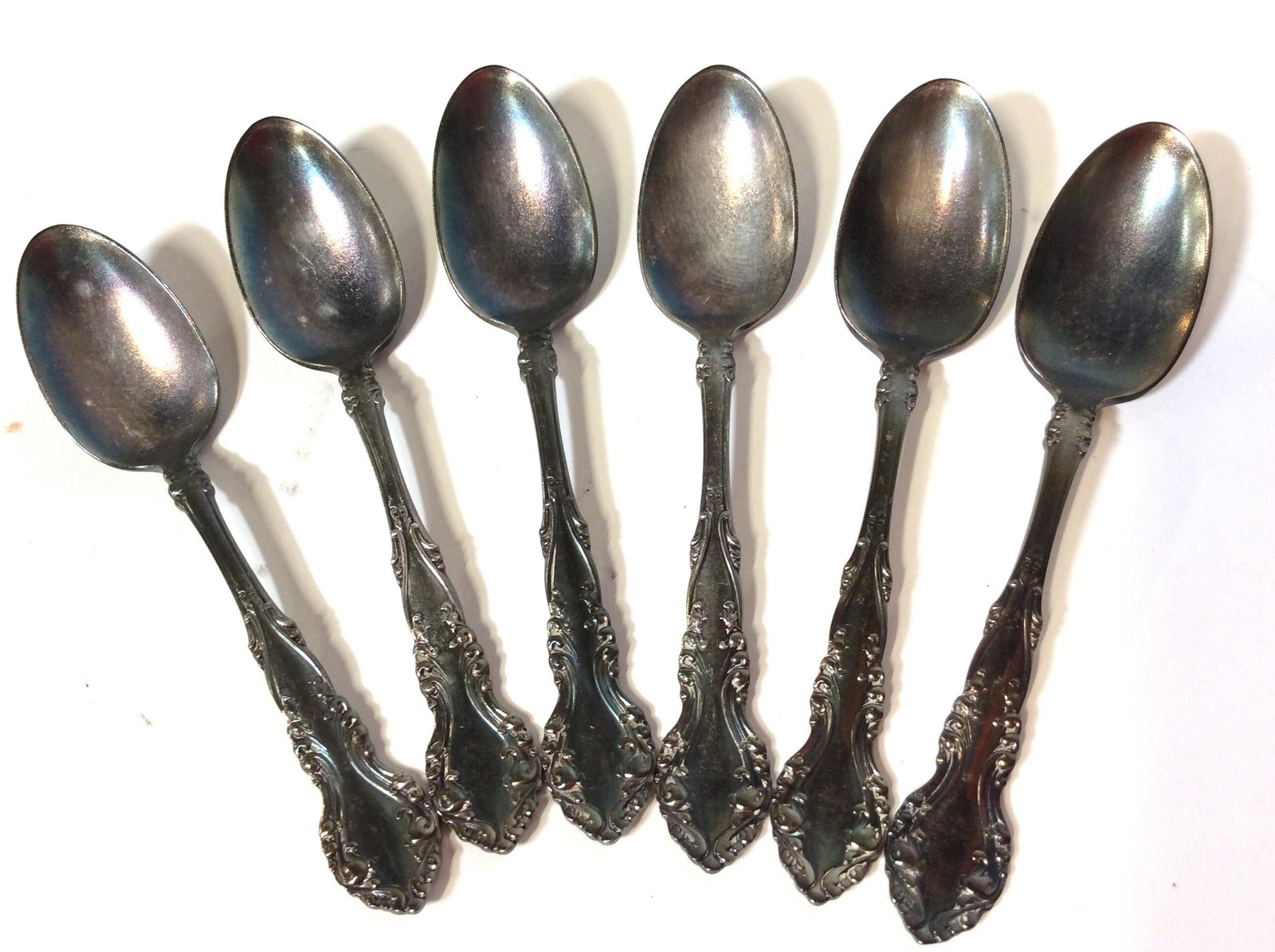 Lot 6 Silver Plated Rogers & Bro Teaspoon: Set of 6 vintage A1 Silver Plated Rogers & Bro Teaspoons. Measures approximately 4.5 inches long. Spoon head measures approximately 1inch wide. Back of the spoon handle is stamped with the official Ro