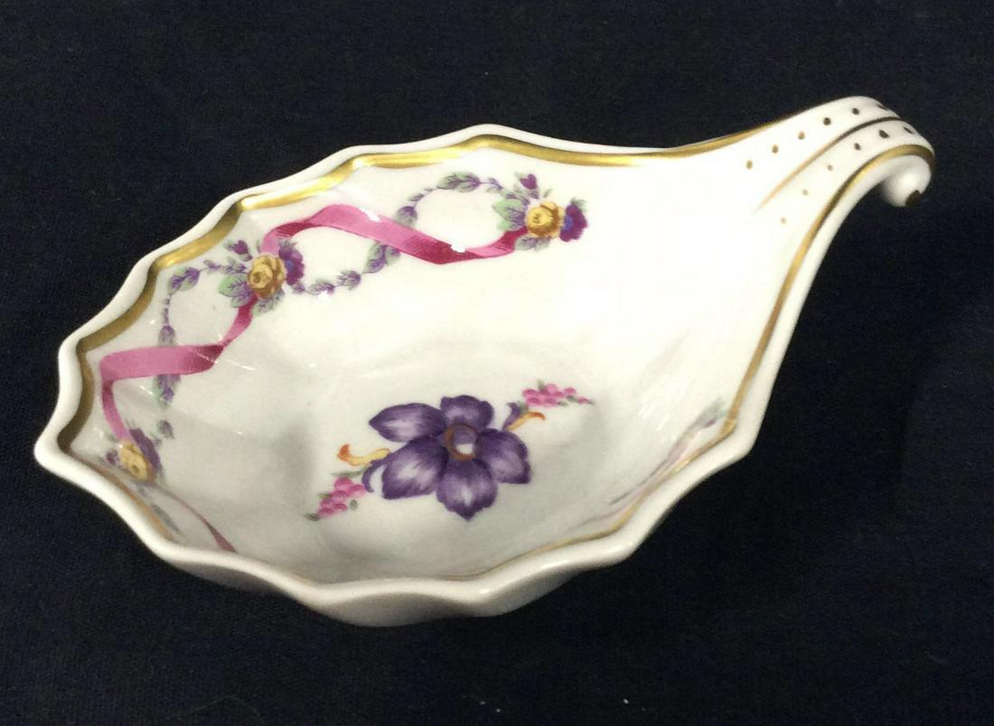Richard Ginori Porcelain Italian Spoon Rest: Richard Ginori Porcelain Italian Spoon Rest Shell Shape. Measures approximately 4.5 inches long x 3 inches wide x 1 inch deep. Underside of spoon rest has the Richard Ginori insignia, Manifattura di d