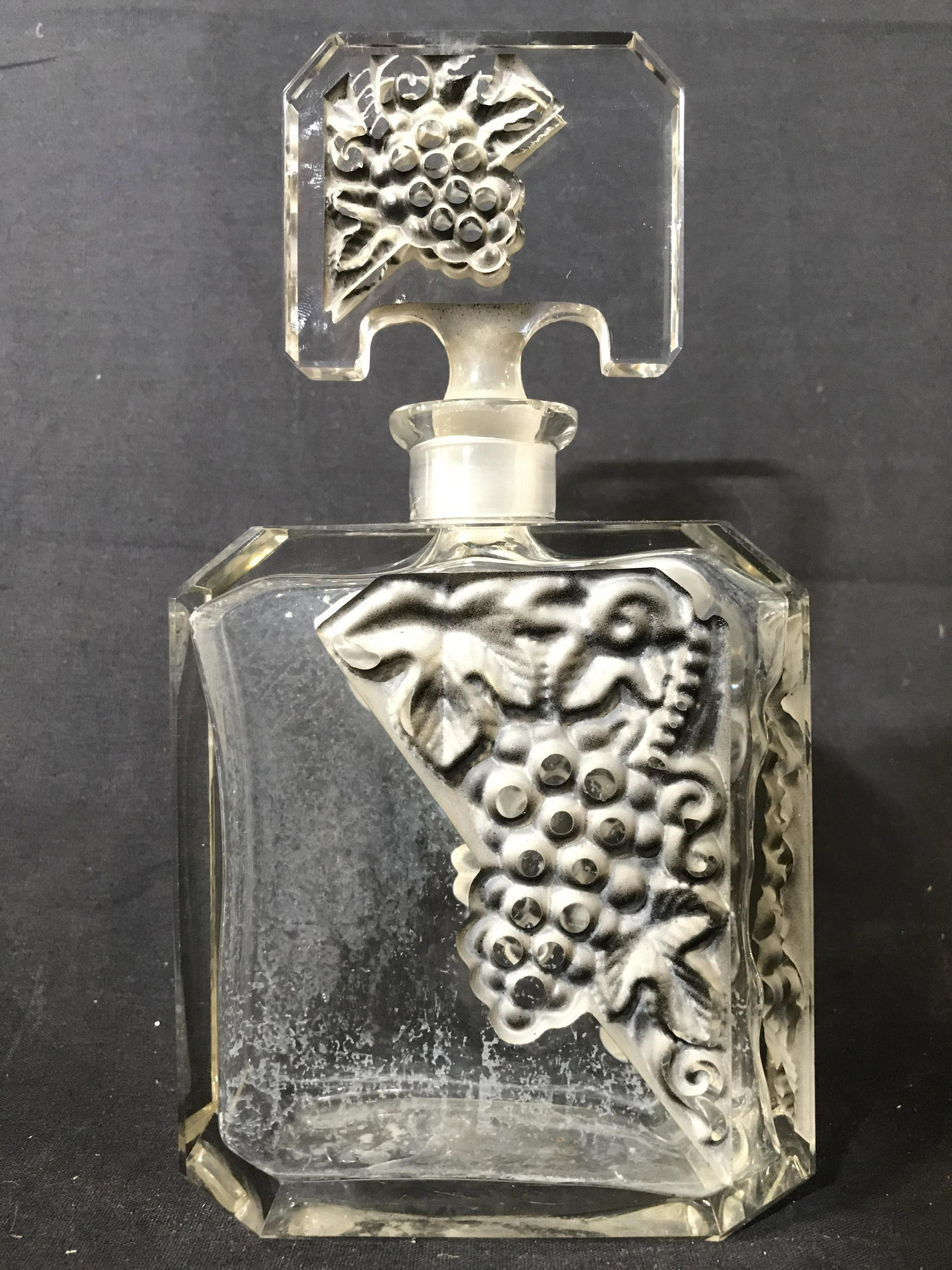 Set 7 Art Deco Style Glass Decanter Set: Lot includes 6 shot glasses and 1 decanter with stopper. Decanter Measures approx 9 inches tall 4.5 inches wide 1.75 inches deep. Art Deco, Art Glass, Art Glass decanter, Art Deco decanter, decanter s