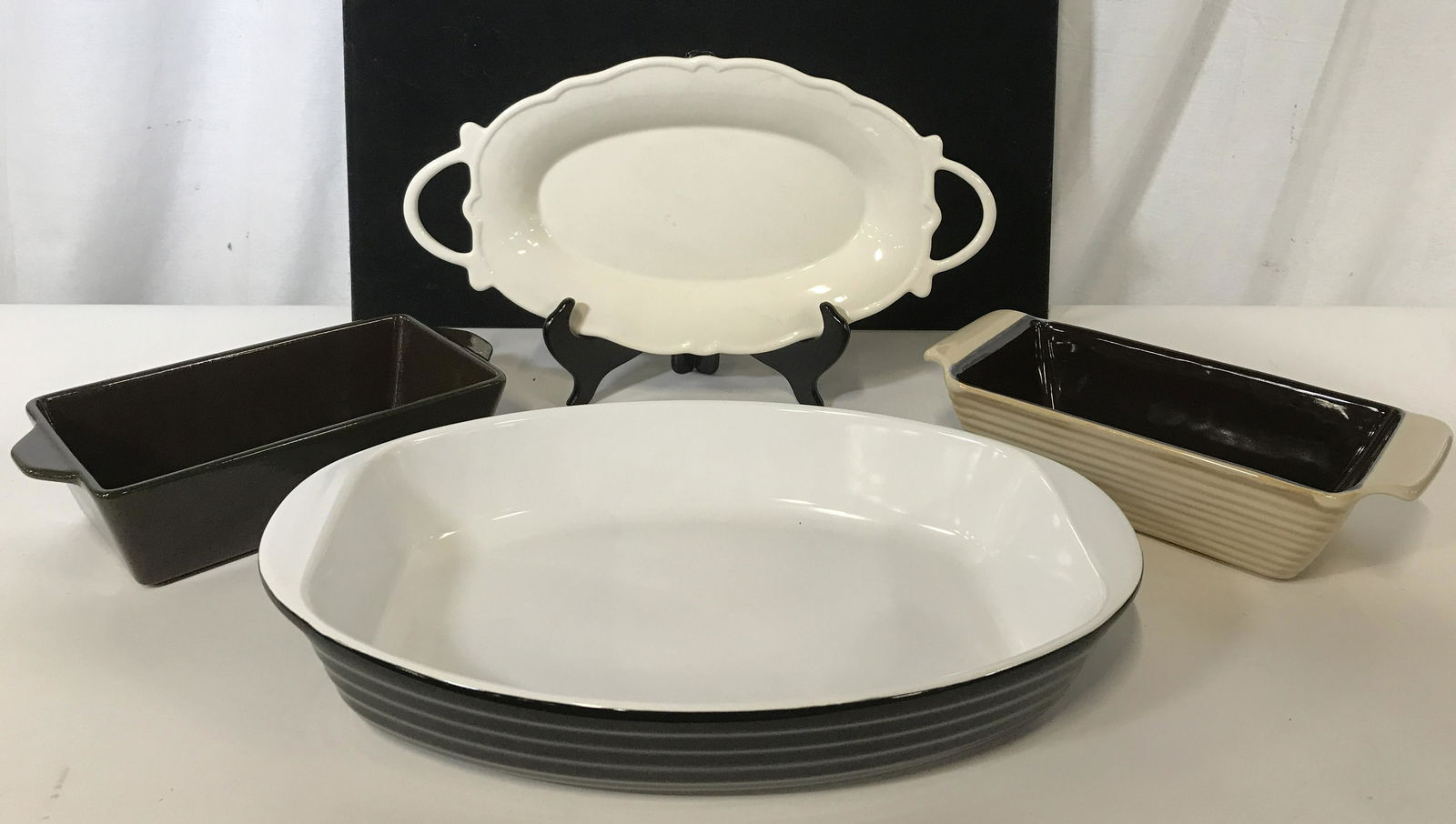Lot 4 Ceramic Serving Dishes: Lot has one 17 inch serving dish, one 12 inch loaf pan, one 11 inch loaf pan, 16.5 inch serving dish, bottom of 17 inch dish sticker reads Certified International MADE IN CHINA Item No. Date : 12/17/1