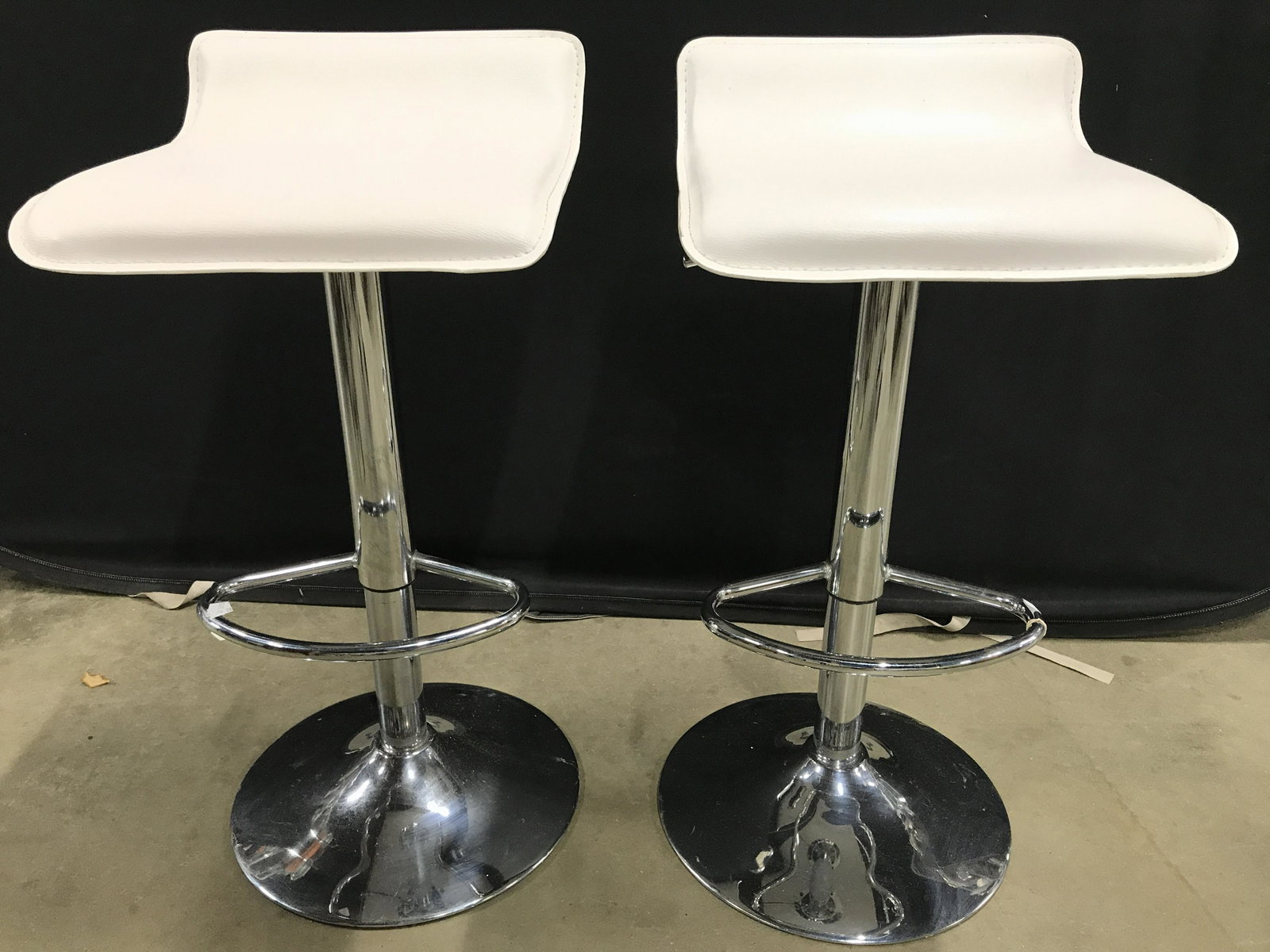 Pair White Toned Adjustable Bar Stools: Lot includes 2 Bar Stools. Each seat is white toned. Seats appear to possibly be leather. Stools, pair of stool, white stools, Industrial Modern Stools, chrome stools. Pieces measure approximately 31 