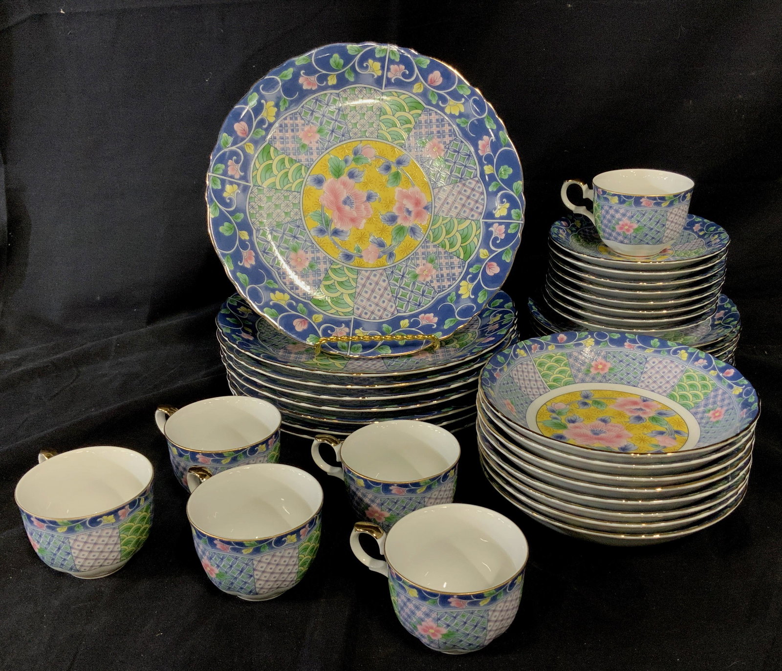 Lot 38 Piece Porcelain Dish and Cup Set: Porcelain dish and cup set, lot 38 pieces consisting of 6 3.25 inch diameter tea cups, 8 7 inch bowls, 8 10.5 inch dishes 8 6 inch teacup plates, and 8 7.5 inch plates, all pieces on bottom read ‘GU