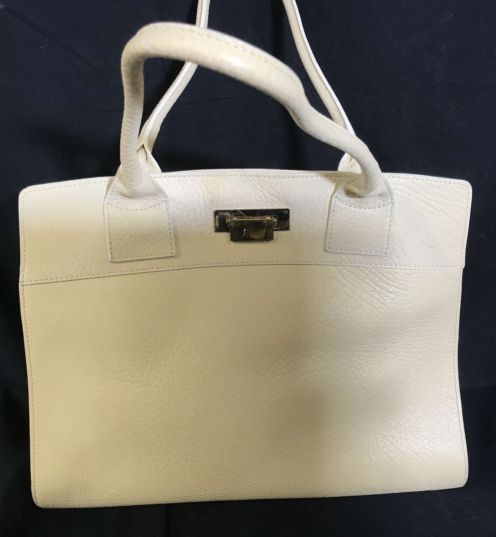 SUAREZ New York Leather Tote, Italy: Cream color All leather Handbag tote. Interior suede lined. Clean inside & Out. Labeled on metal plate ‘ SUAREZ NEW YORK MADE IN ITALY. Zippered int. compartment. Handles hang 8 in. 14 in. long, 11 