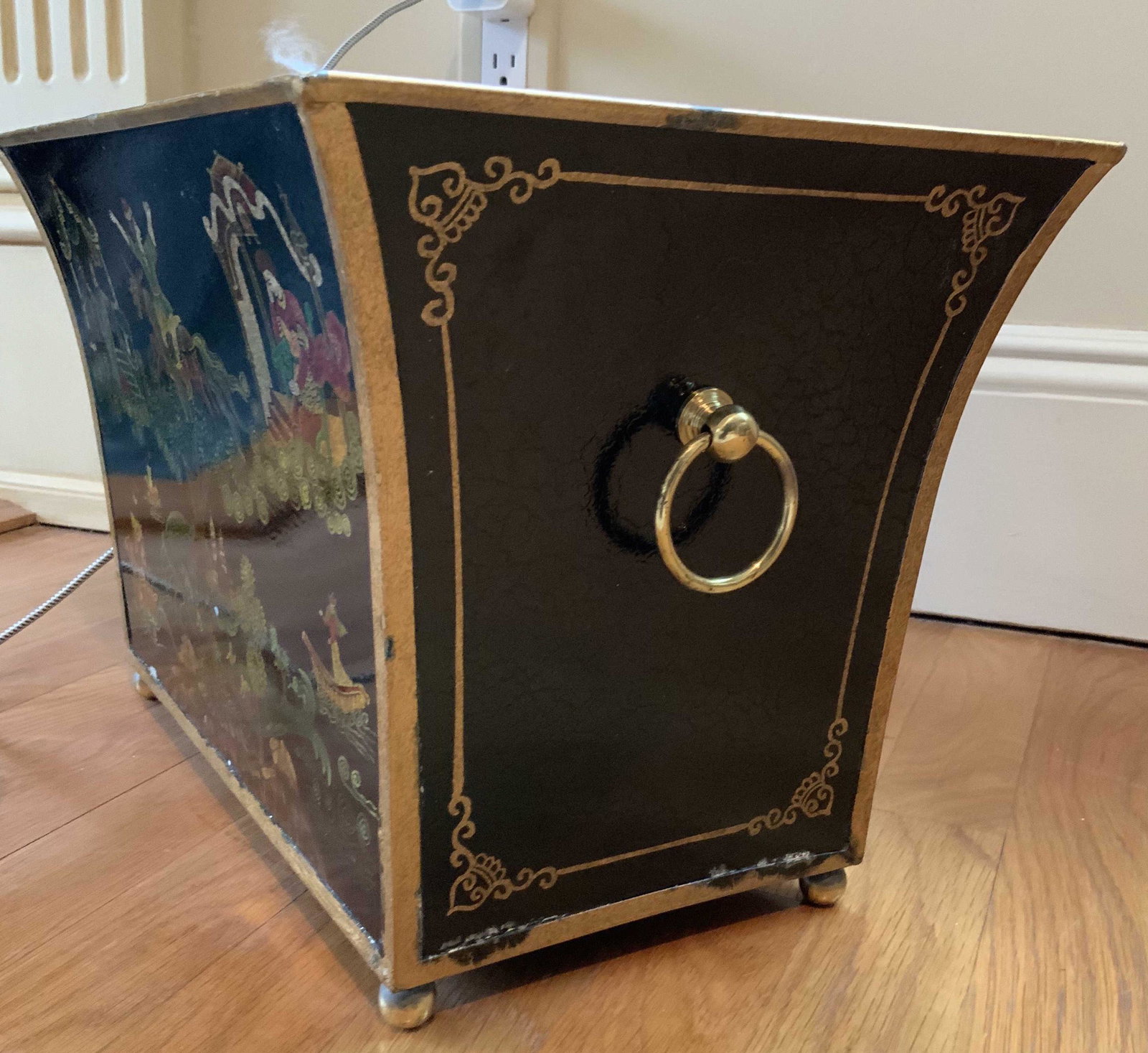 Chinoiserie Tole planter Cache Pot: Footed black toleware with Asian motif, metal vase, gold painted trim, has wear, gold toned brass ring handles at each end, gold toned ball feet, tableware, decorative arts, Asian design motif, measur