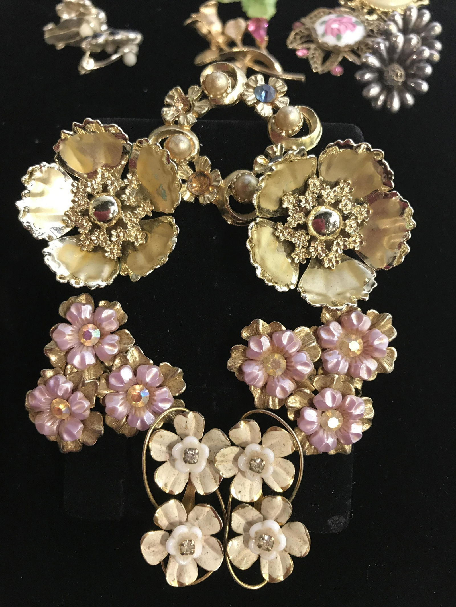 Vintage Jewelry, Variety Victorian Pins, Earrings: Lot 15 Wearable Vintage Mid century Screw on or clip on earrings, floral pins & brooches. Some resin, enamel, silver tone, gold tone, filigree, crystal & ceramic. Some for up cycle of new crafts or je