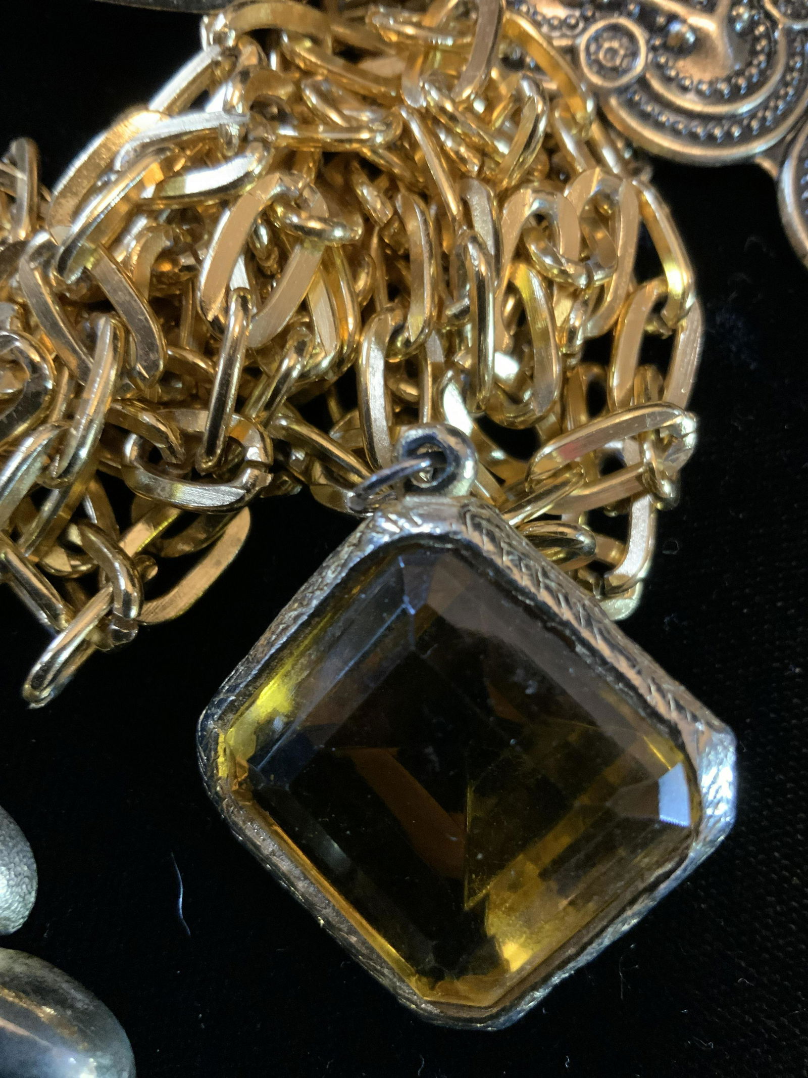 Group Lot Vintage Gold Toned Jewelry: Costume jewelry, estate jewelry, vintage jewelry, large group lot, necklaces, pendants, earrings, chains, bracelets, beads, vintage and newer, mixed jewelry lot