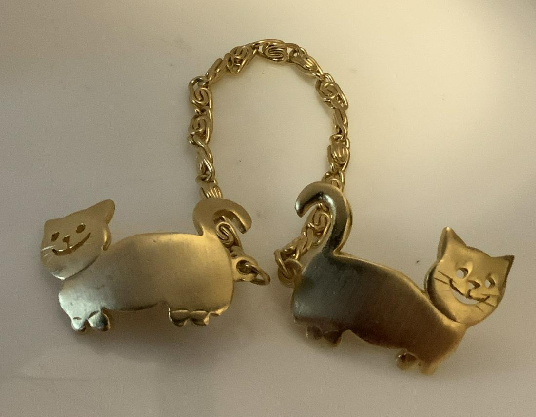 Ultra Craft Kitten Sweater Clip Jewelry: Vintage cat form sweater clip chain, gold toned, signed for ultra craft, vintage jewelry, fashion accessory, estate jewelry cat to cat measures 9 inches