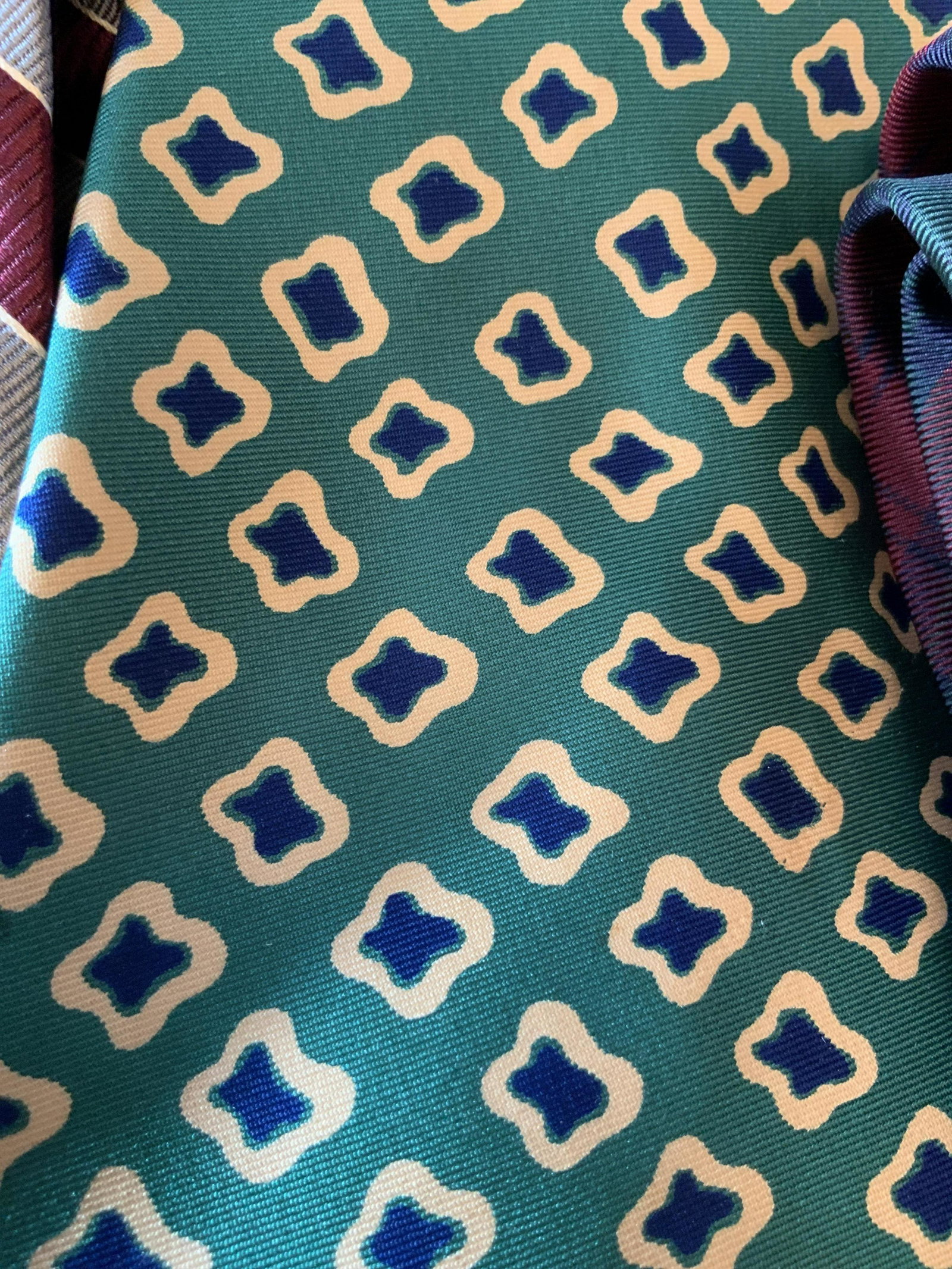 Group Lot 8 Paul Stuart Silk Neckties: Fashion neckties, silk neckties, good condition, fashion accessories, 8 mixed colors patterns ties, blue with yellow flowers new w tag