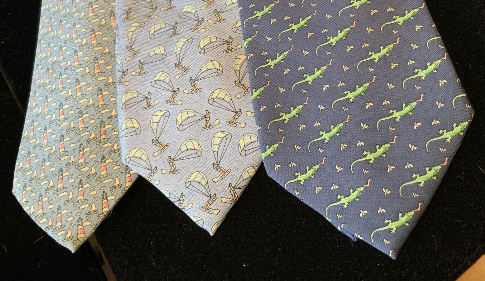 3 VINEYARD VINES Silk Neckties: Group lot of men’s silk neck ties, vineyard vines silk fashion accessories, good conditions, all in shades of blue, alligators, light houses, sail boats and paddle surfers, nautical themes, beach th