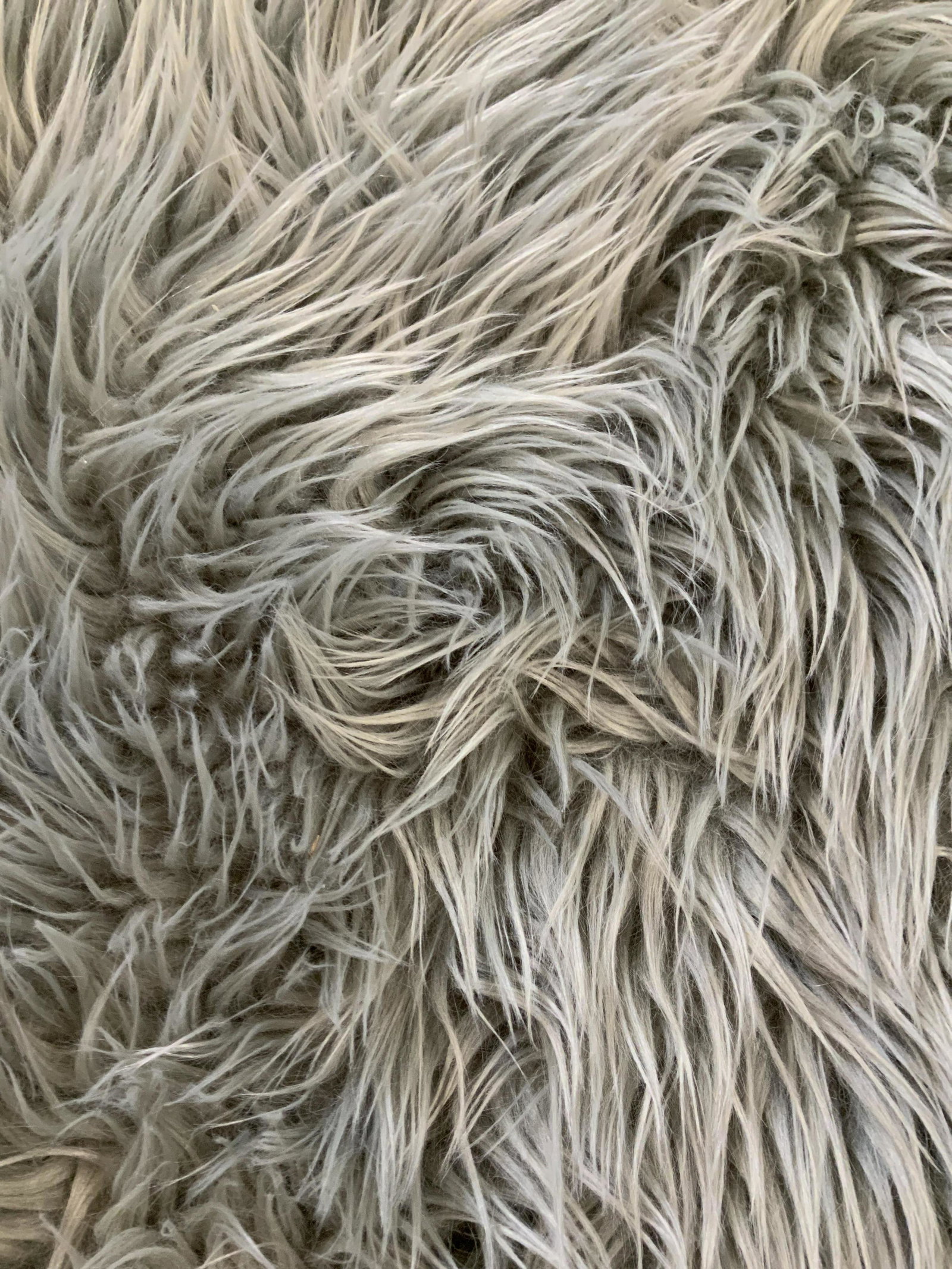 SAFAVIEH Faux Sheepskin Throw Rug: Area rug, home decor, home furnishings, carpet, from NYC home stager, good condition, measures 85 by 61 inches