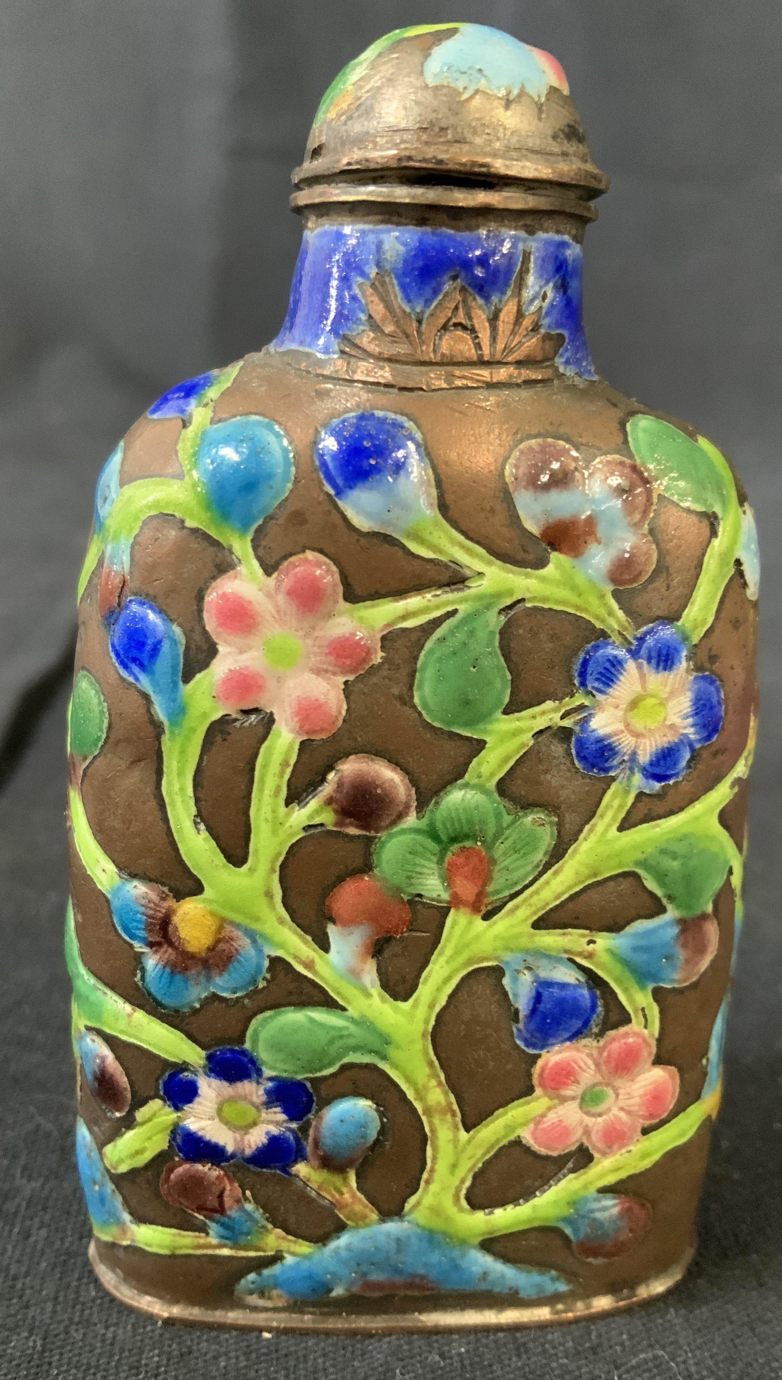 Chinese Cloisonne Snuff Bottle: Enamel and metal bottle cloisonné floral pattern chinoiserie, measures ht app 4 inches, Chinese collectible arts and crafts, tableware