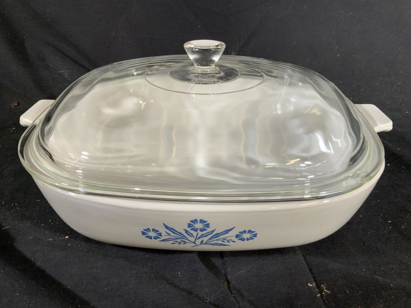 Vintage lidded Corning Ware Cook ware: Corning ware, bake ware, oven to table Corning ware, made in USA, measures ht 6 inches, app 12 by 10 inches,lid has rim chip