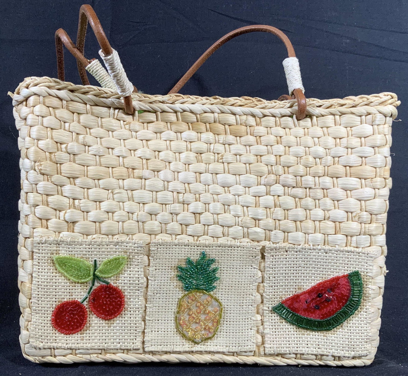 Vintage Straw Hand Bag Fruit Design: Measures ht app 9 inches, to handle top 19 inches, leather shoulder straps, handles, shoulder bag, purse, pocket book, fashion accessory, carry all, inside lined green and white fabric,