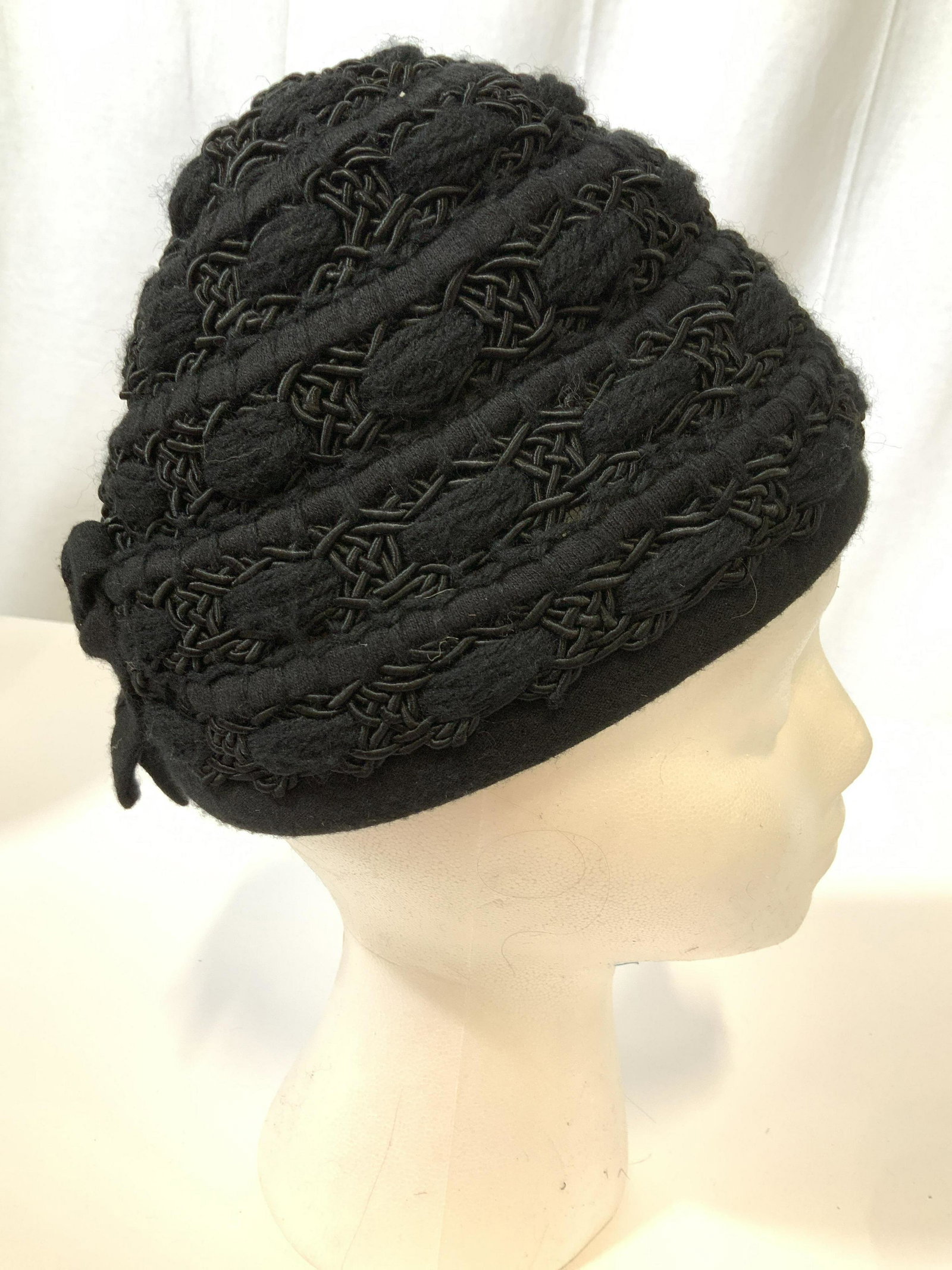 HATTIE CARNEGIE WOOL FASHION HAT, VINTAGE: Vintage fashion accessory, collectible vintage hat, black wool hat