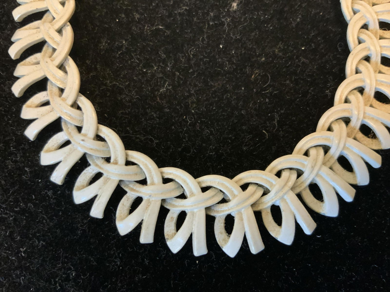 Monet White Enameled Vintage Necklace: Vintage designer jewelry, Monet signed costume jewelry, drop measures app 6.5 inches as shown, adjustable length hook clasp, vintage necklace, vintage jewelry, estate jewelry, fashion accessory, summe