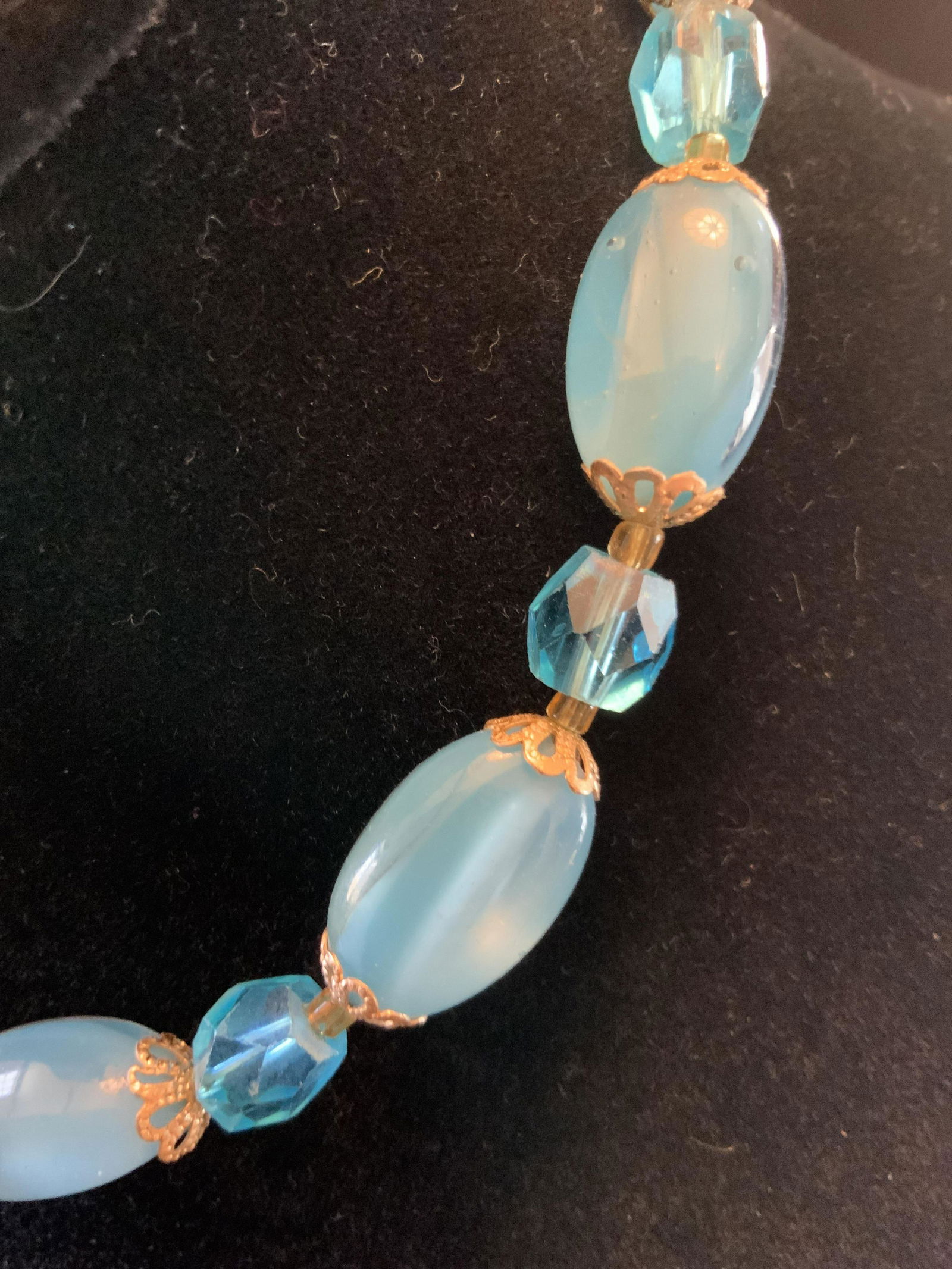 Vintage Blue toned Bead Necklace: Turquoise and robins egg blue toned beads, drop measures app 6 inches, vintage necklace, vintage jewelry, estate jewelry, fashion accessory, summer vintage fashion wearable, costume jewelry, fashion j