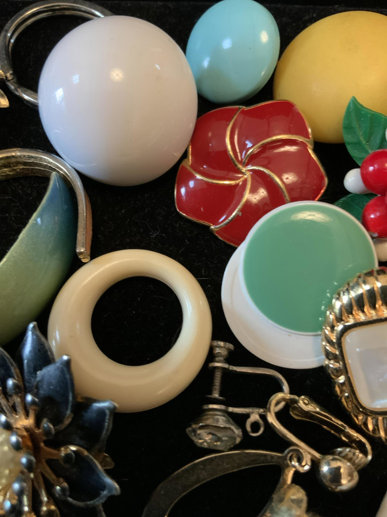Group Lot Single Earrings: Stones, Bakelite, Crystal, beads, gold toned, silver toned, enamel, mixed group lot of single earrings, costume jewelry, estate jewelry