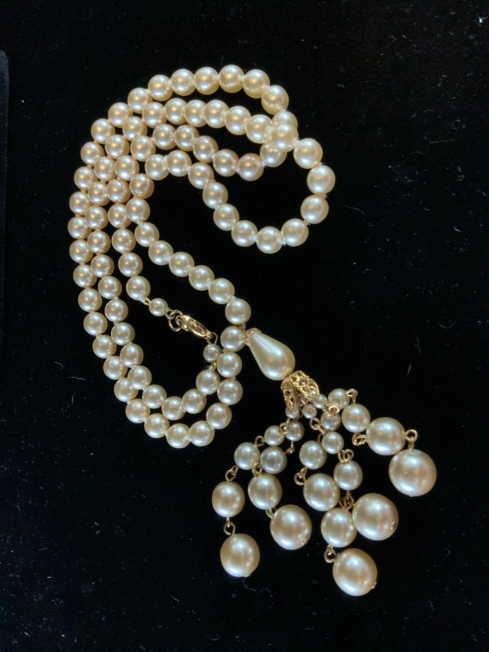 Pearl Costume Beaded Necklace w Tassel: Length hanging full app 18 inches, pearlized necklace, tassel necklace, pendant,vintage jewelry, fashion jewelry, costume jewelry, costume pearls