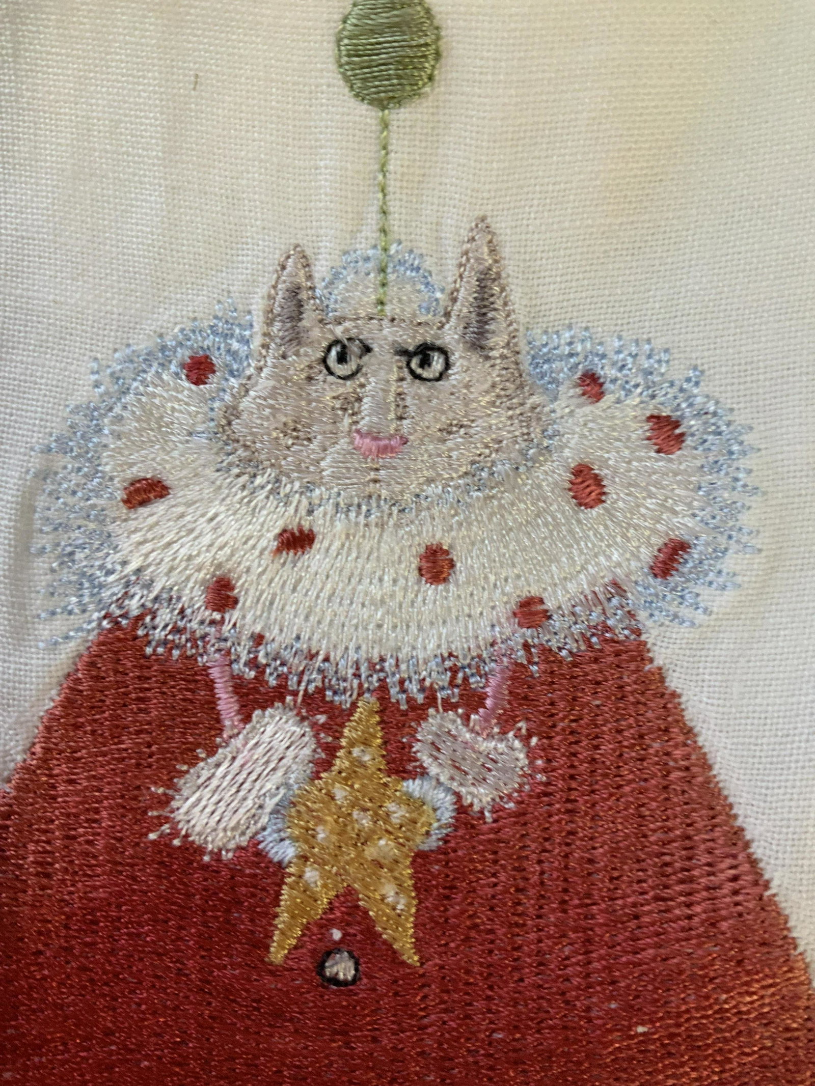 Pr Cat Embroidered Linen Hand Towels: Vintage linens, white linen hand towels each with embroidered cats, Alice in wonderland style cats, each measures 22 by app 15 inches, hand towels, decorative accessories, collectible vintage linens