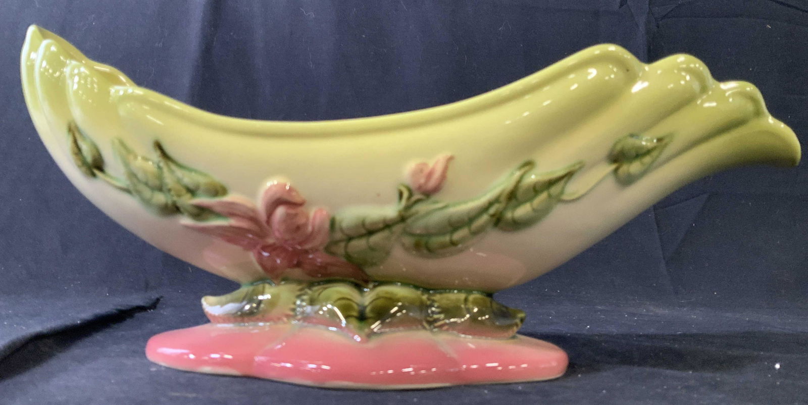Vintage HULL W29 Collectible Pottery Vessel, USA: Bowl, vase, decorative arts, collectible pottery, collectible Ceramics, signed Hull, signed made in USA, measures ht 7 inches width 15 inches, depth app 4.5 inches, decorative arts, arts and crafts, H