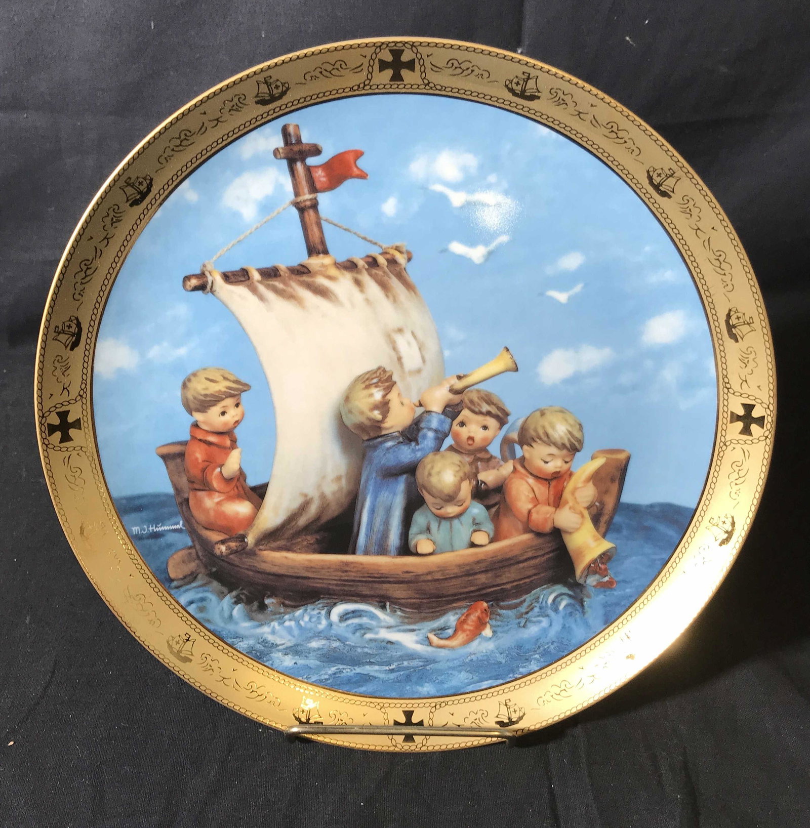 Limited Edition M.J. Hummel Porcelain Plate: Limited edition M.J. Hummel Commemorative Porcelain Plate in original package, front of plate displays logo in the lower left section ‘M.J. Hummel’, painted on plate shows 5 Hummel children dolls 