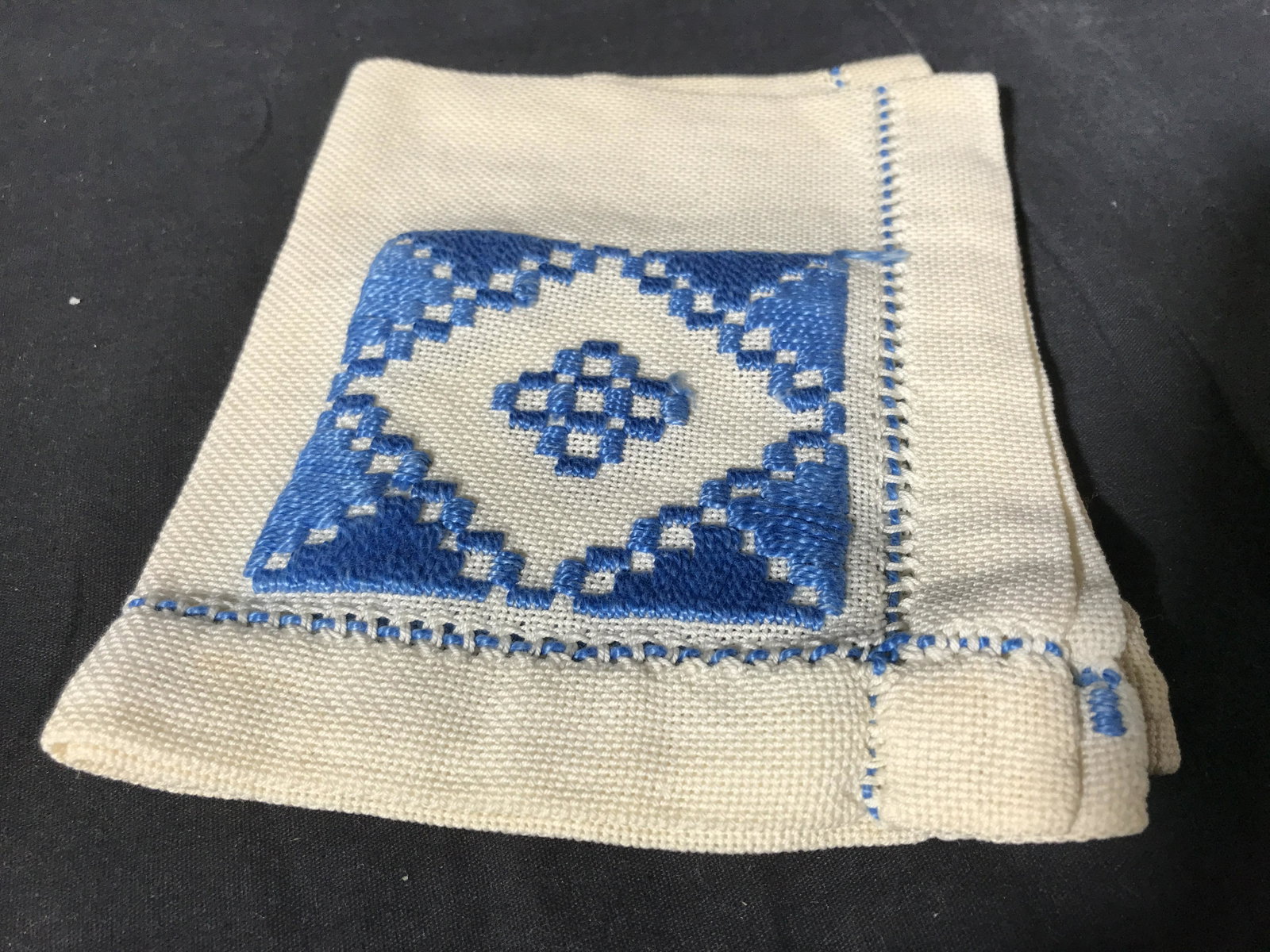 Collection Vintage Table Linens: Collection vintage table linens, lot 8 pieces, Vintage linens, vintage table linens, collectible vintage linens, collectibles, all have been starched pressed cleaned and ironed, designs include lace e