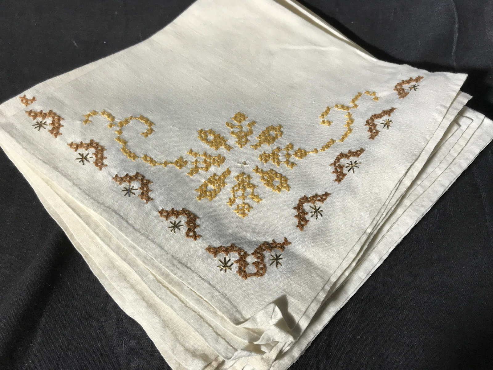 Collection Vintage Table Linens: Collection vintage table linens, lot 15 pieces, Vintage linens, vintage table linens, collectible vintage linens, collectibles, all have been starched pressed cleaned and ironed, designs include lace 