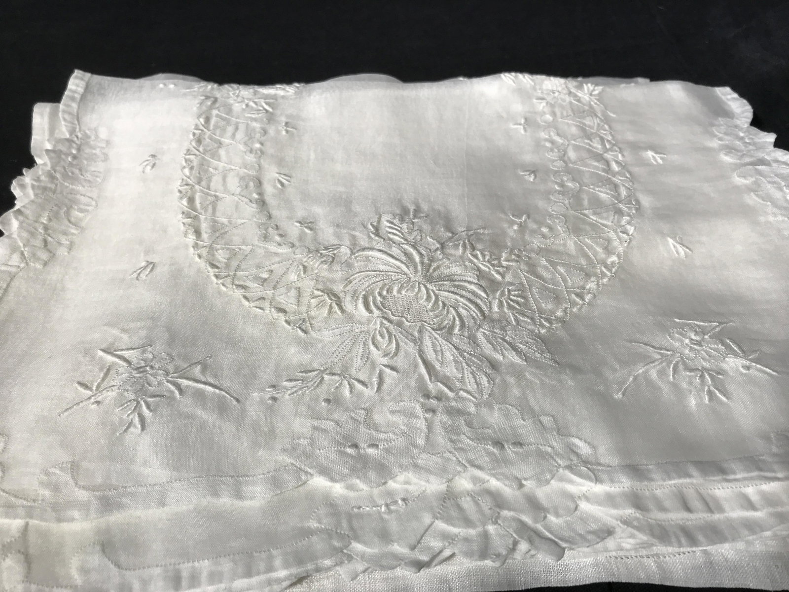 Collection Vintage Table Linens: Collection vintage table linens, lot 16 pieces, Vintage linens, vintage table linens, collectible vintage linens, collectibles, all have been starched pressed cleaned and ironed, designs include lace 