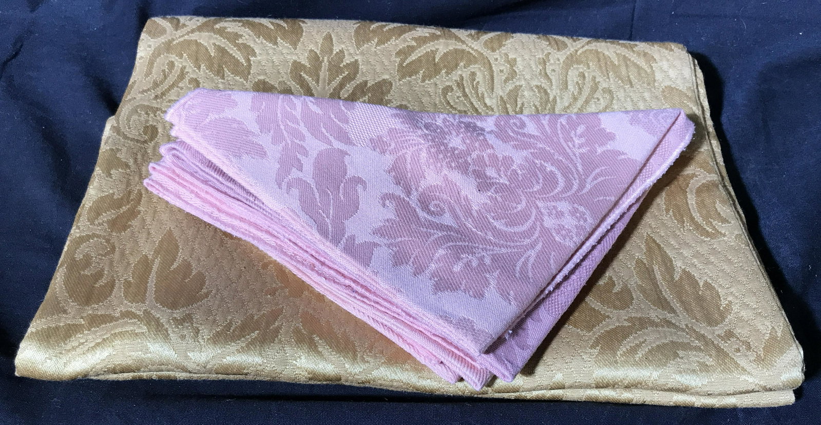 Collection Vintage Table Linens: Collection vintage table linens, lot 5 pieces, Vintage linens, vintage table linens, collectible vintage linens, collectibles, all have been starched pressed cleaned and ironed, designs include fleur 