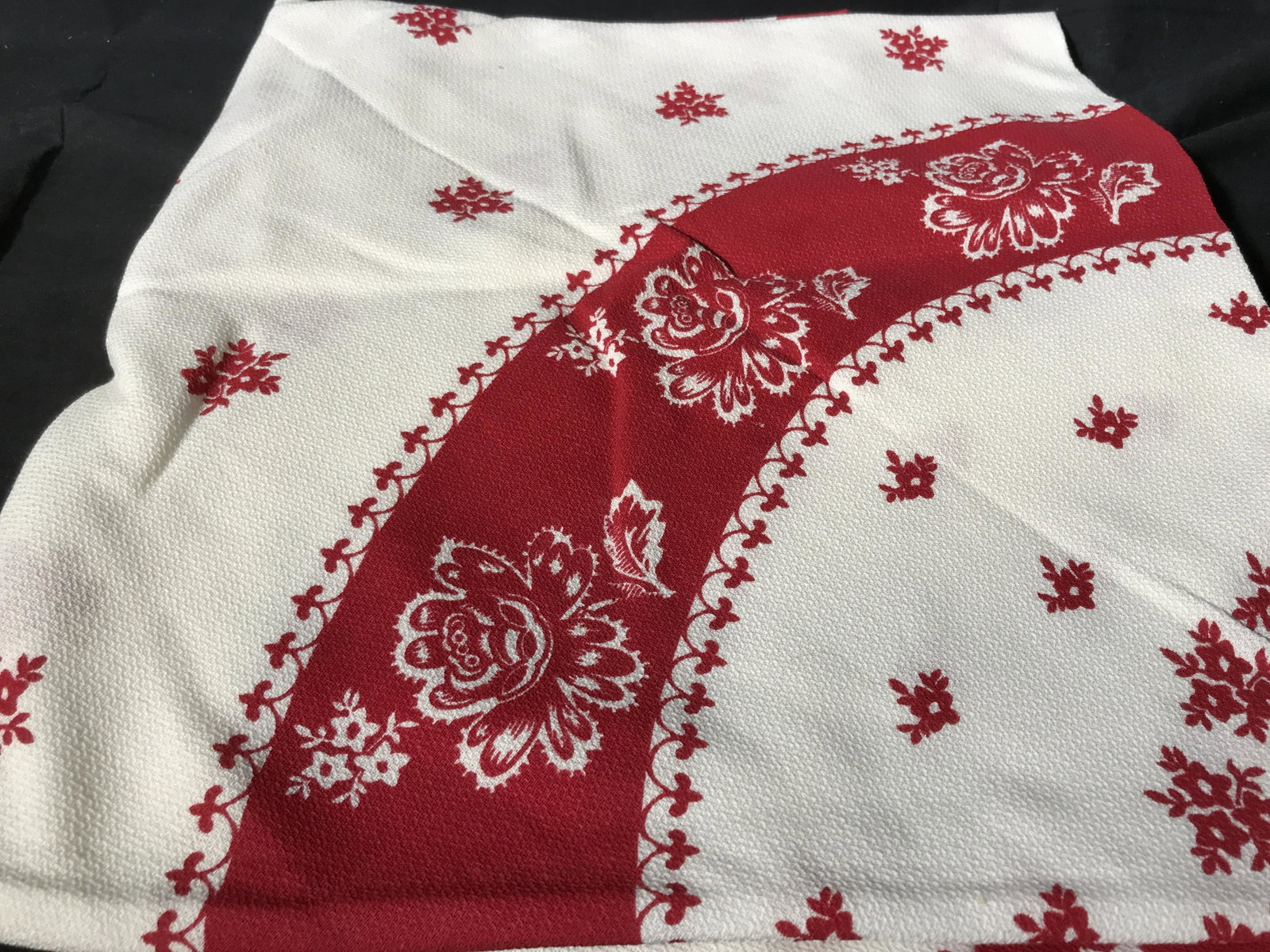 Collection Vintage Table Linens: Collection vintage table linens, lot 6 pieces, Vintage linens, vintage table linens, collectible vintage linens, collectibles, all have been starched pressed cleaned and ironed, designs include lace e