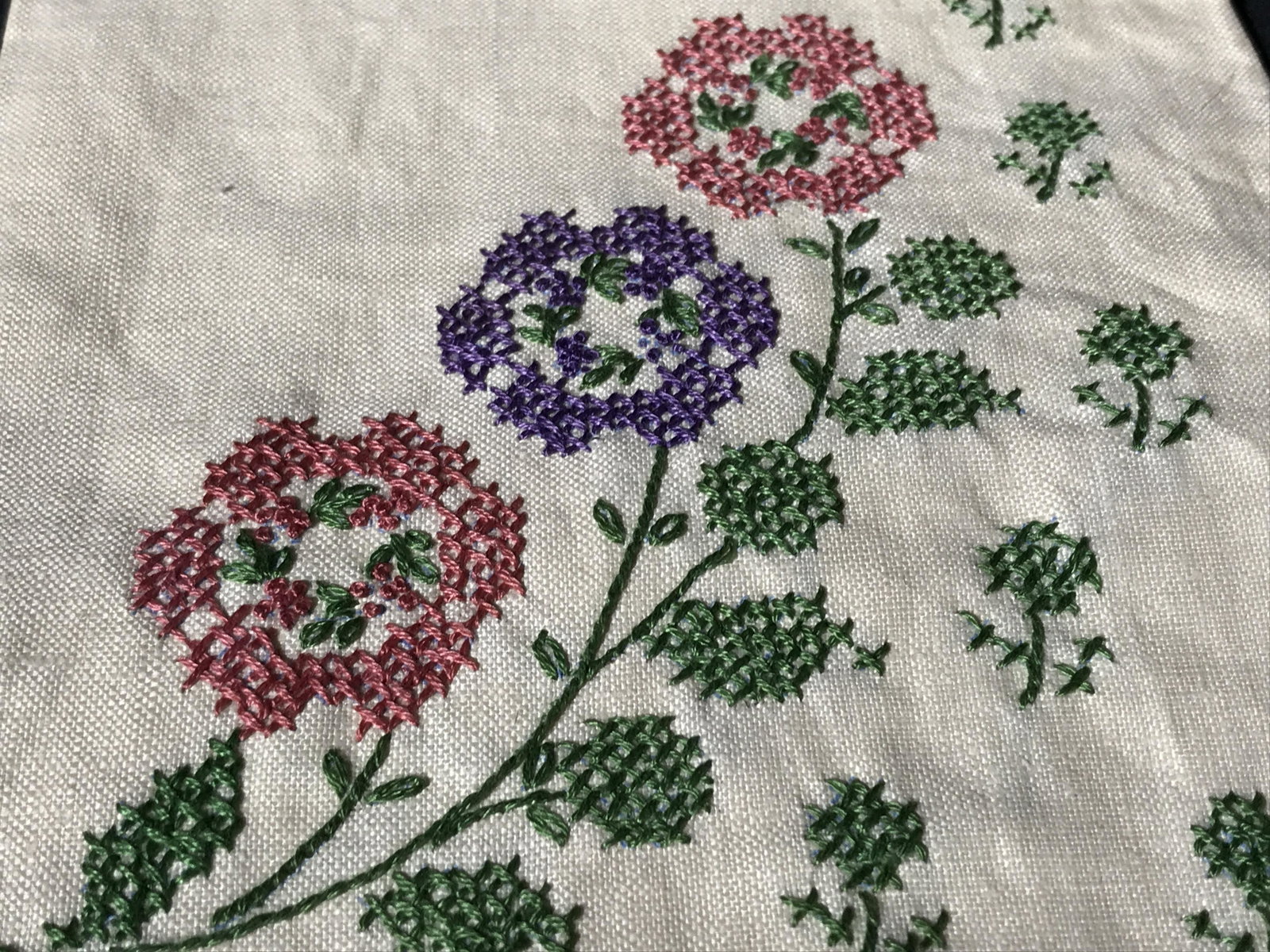 Collectible Vintage Table Linens: Collection vintage table linens, lot 5 pieces, Vintage linens, vintage table linens, collectible vintage linens, collectibles, all have been starched pressed cleaned and ironed, designs include lace e
