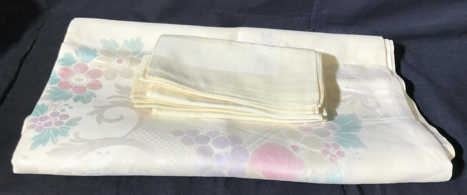 Collection Vintage Table Linens: Collection vintage table linens, lot 6 pieces, Vintage linens, vintage table linens, collectible vintage linens, collectibles, all have been starched pressed cleaned and ironed, designs include lace e