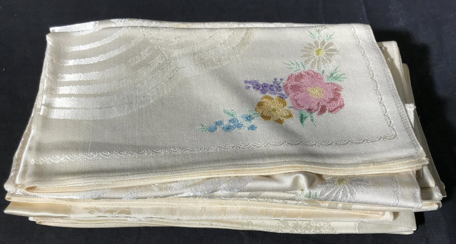 Collection Vintage Table Linens: Collection vintage table linens, lot 12 pieces, Vintage linens, vintage table linens, collectible vintage linens, collectibles, all have been starched pressed cleaned and ironed, various sizes napkins
