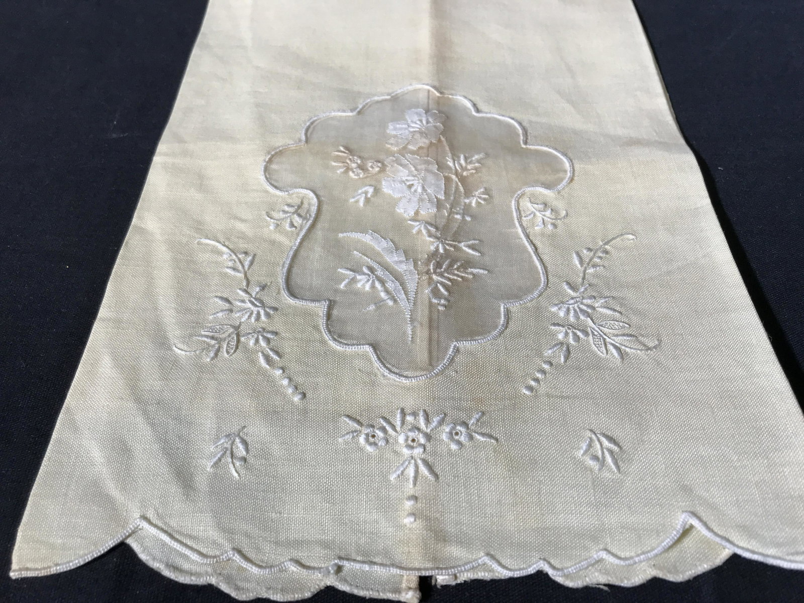 Collection Vintage Table Linens: Collection vintage table linens, lot 11 pieces, Vintage linens, vintage table linens, collectible vintage linens, collectibles, all have been starched pressed cleaned and ironed, designs include lace 