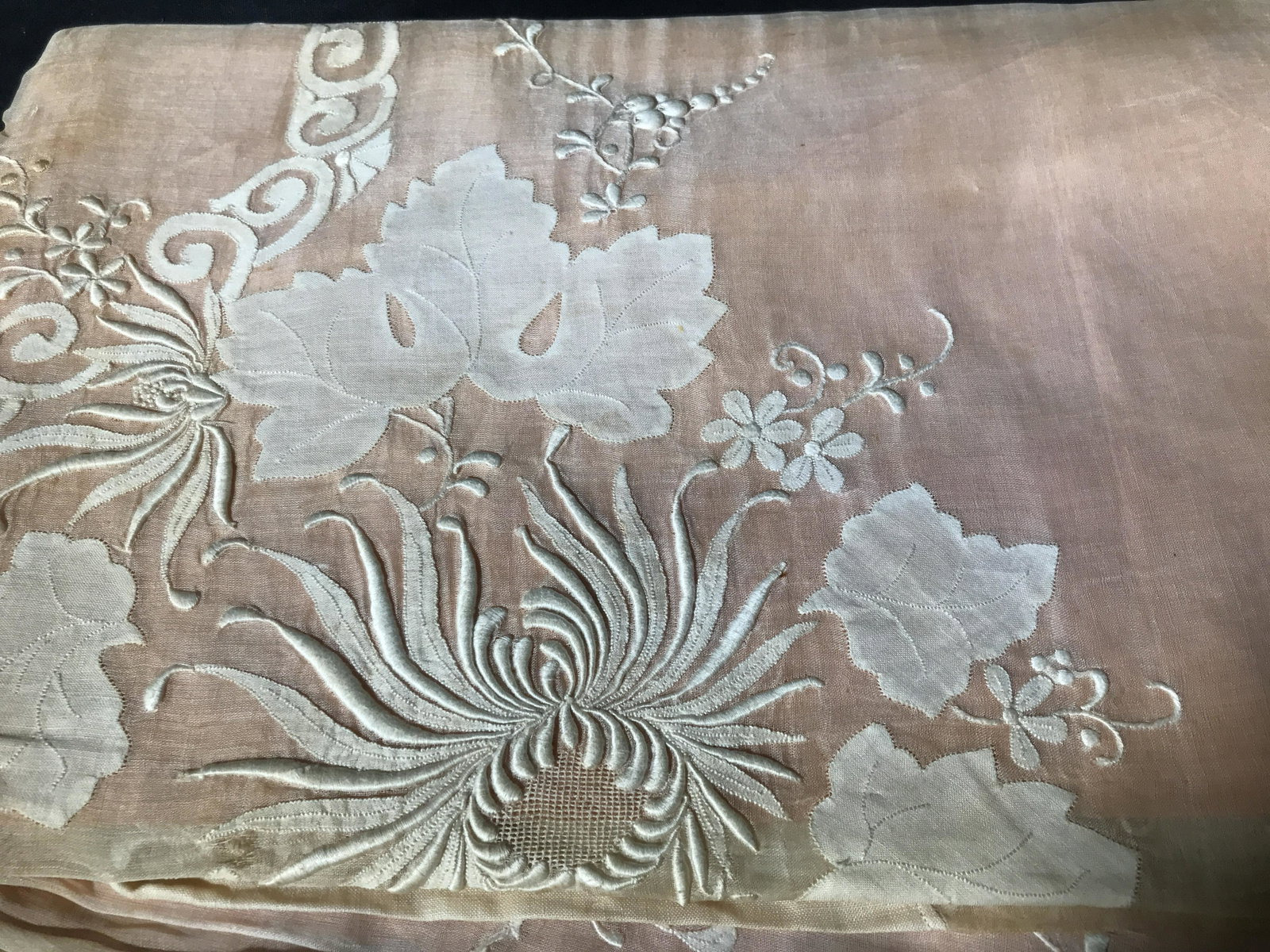 Collection Vintage Table Linens: Collection vintage table linens, lot 3 pieces, Vintage linens, vintage table linens, collectible vintage linens, collectibles, all have been starched pressed cleaned and ironed, designs include lace e