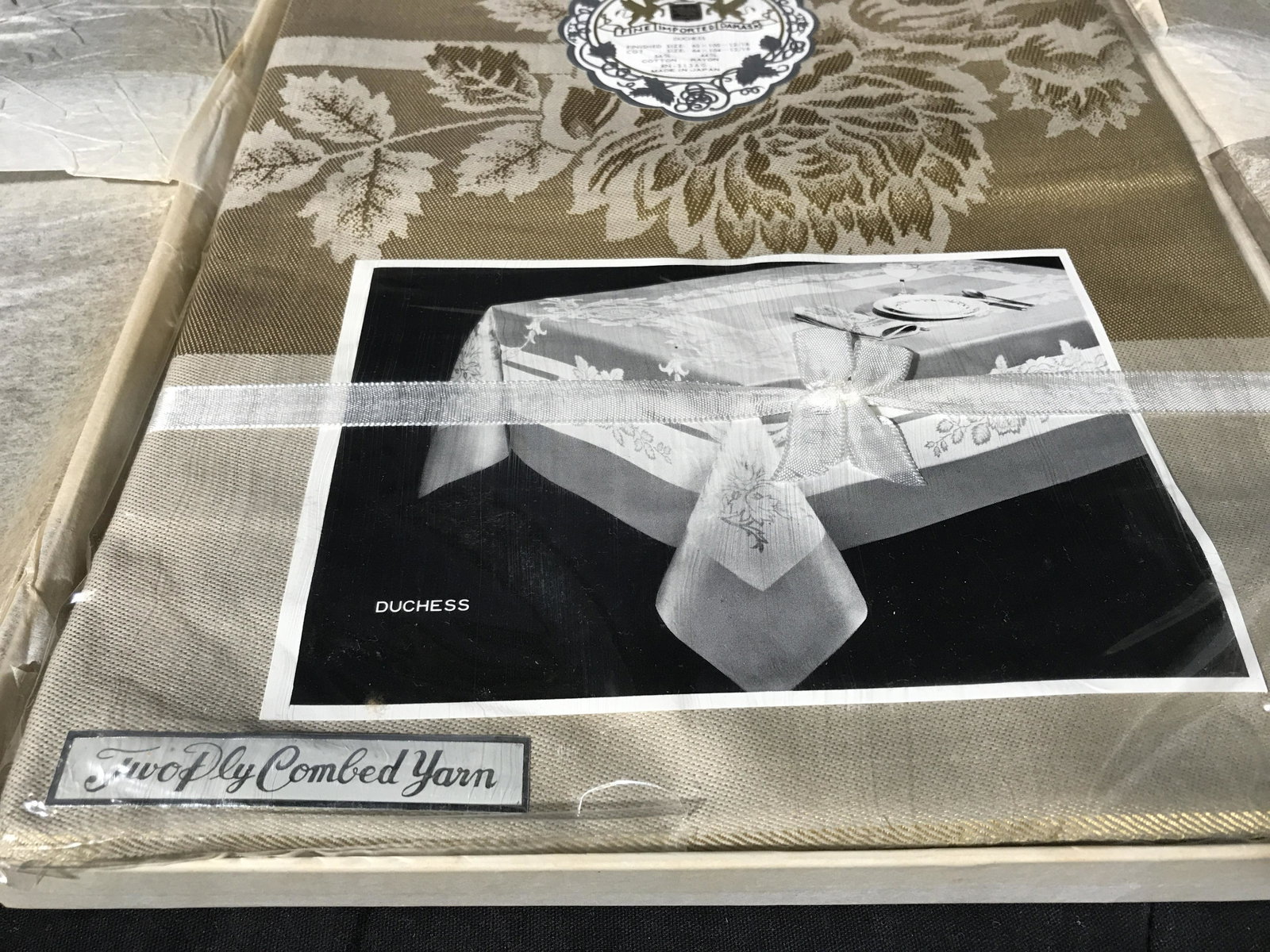 Vintage Dinning Cloth Set Unopened in Package: Vintage Dinning cloth set unopened in package, table clothe and napkins, Vintage linens, vintage table linens, collectible vintage linens, collectibles, all have been starched pressed cleaned and iron