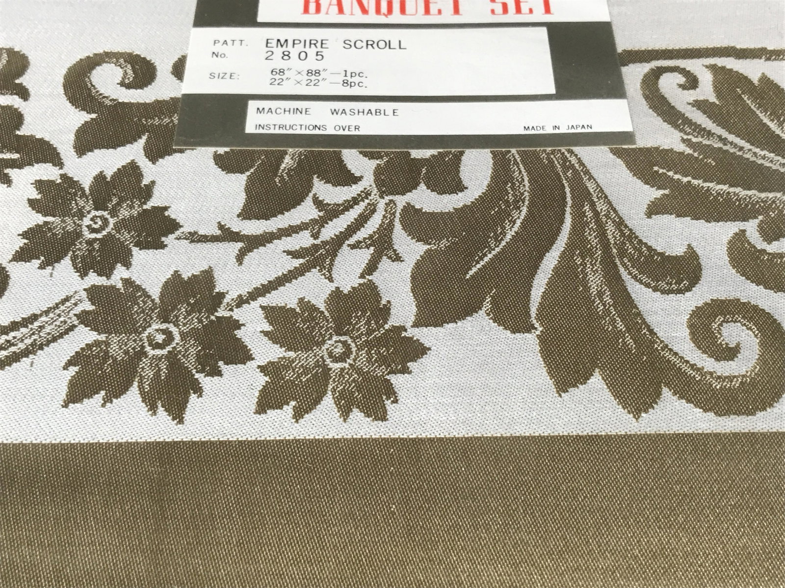 Vintage Dinning Cloth Set Unopened in Package: Vintage Dinning cloth set unopened in package, table clothe and napkins, Vintage linens, vintage table linens, collectible vintage linens, collectibles, all have been starched pressed cleaned and iron