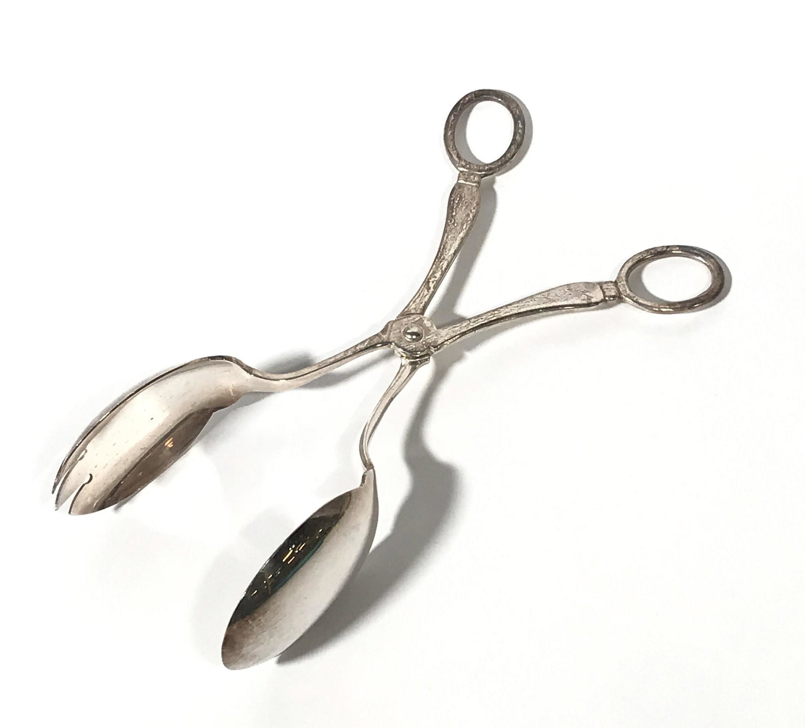 Vintage Silver Pl Serving Tongs, Japan: Silver Plate Serving Tongs. The piece measures approx 8 inches in length and 2.25 inches in width. The piece weighs 2.9 Troy ounces. One of the handles reads JAPAN. Wear is present on the piece consis