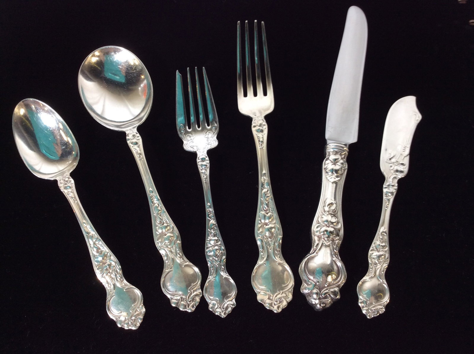 WALLACE Sterling Silver Place Setting Set, 47 pcs: Baroque Style Sterling Set includes 10 dinner forks, 7 5/8 in. 16.72 ozt/ 9 butter knives, 6 in. 6.03 ozt. / 12 dinner knives, 9 1/4 in. 25.71 ozt/ 7 teaspoons, 6 in. 6.38 ozt/ 10 luncheon forks, 6 in