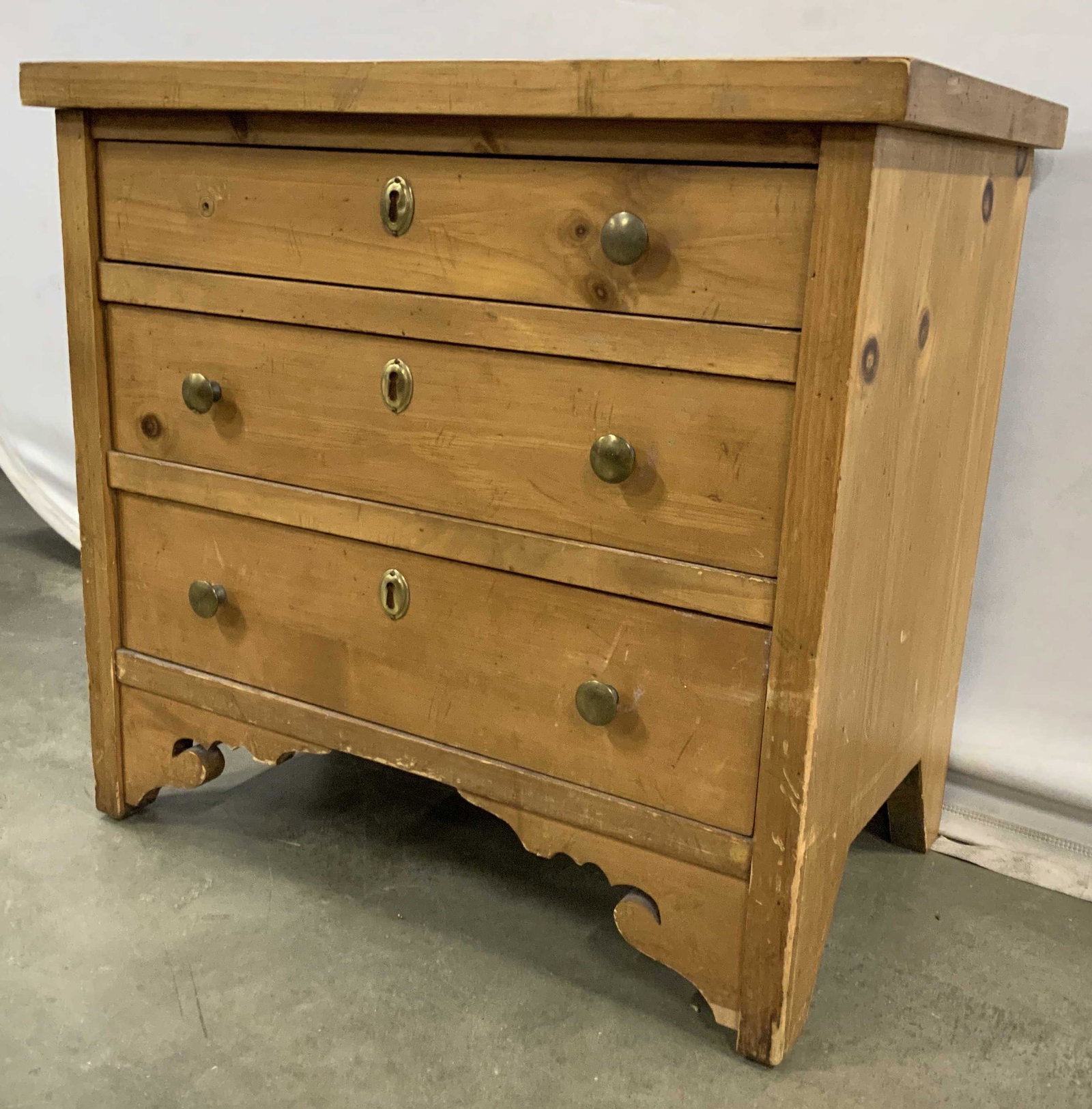 LANE furniture Vintage 3 Drawer Chest: Plaque and stamped inside for Lane Furniture, Alta Vista Virginia, three drawer chest, night stand, night table end table, home furnishings, furniture, missing one knob, measures height 22 inches, top