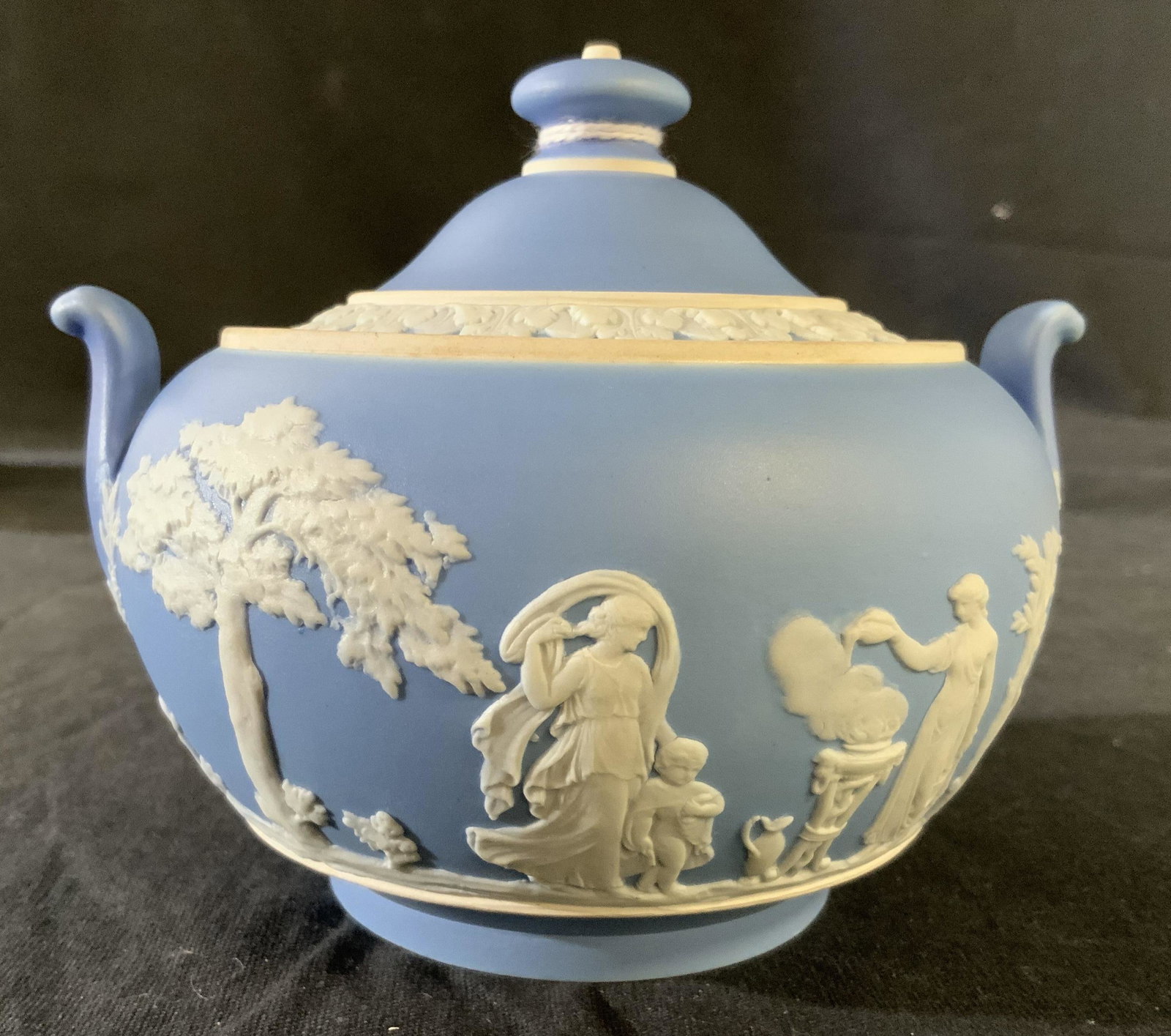 Wedgwood Bisque Porcelain Lidded Bowl: Sugar bowl, trinket dish, bisque porcelain, jasper ware, Wedgwood, tableware, made in England measures htb4.5 inches width 5 inches