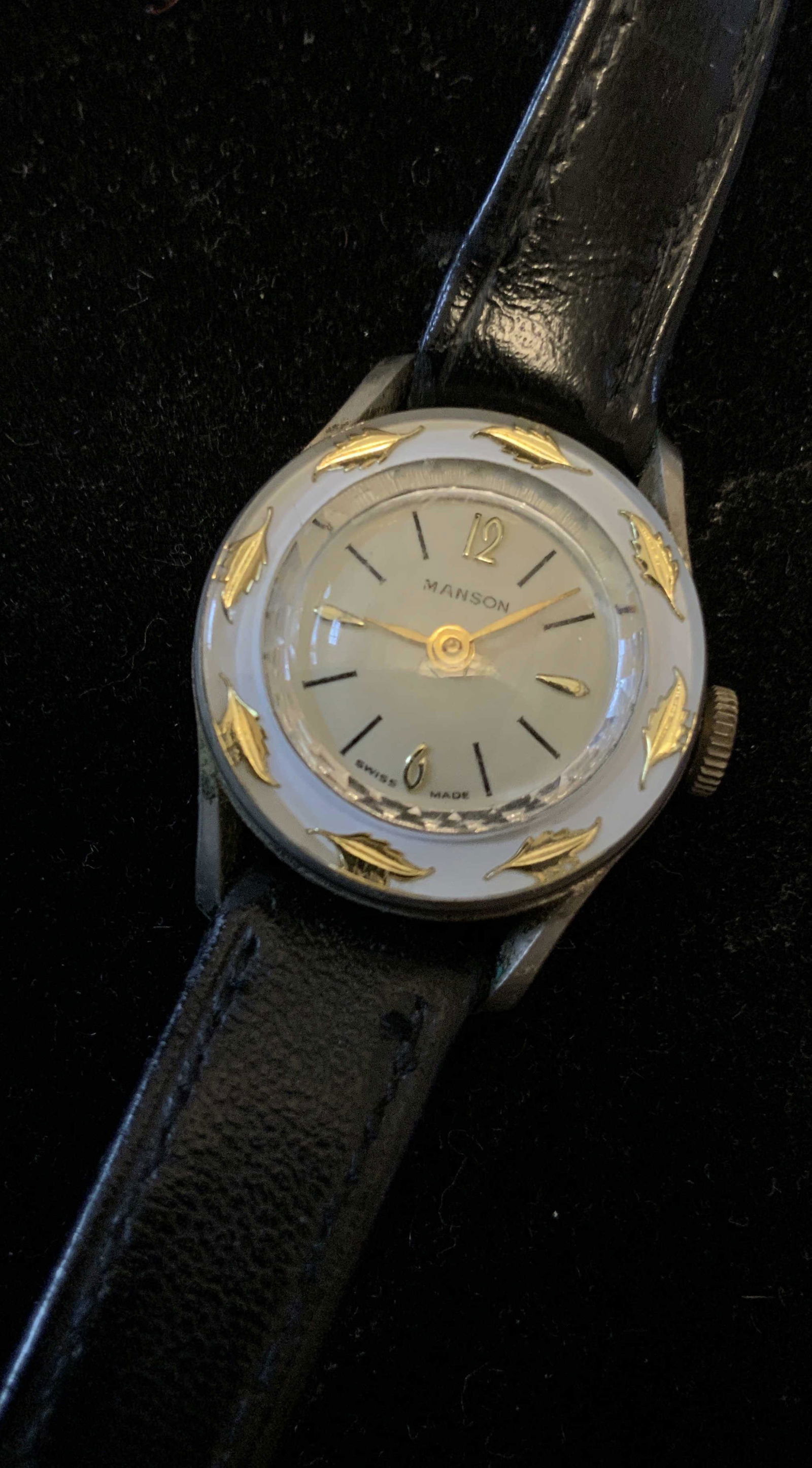 Group Lot Vintage Fashion Watches: Vintage jewelry, estate jewelry, collection vintage watches, some brands include Fossil, Marcel Boucher, perennial, swatch, Seiko, manson