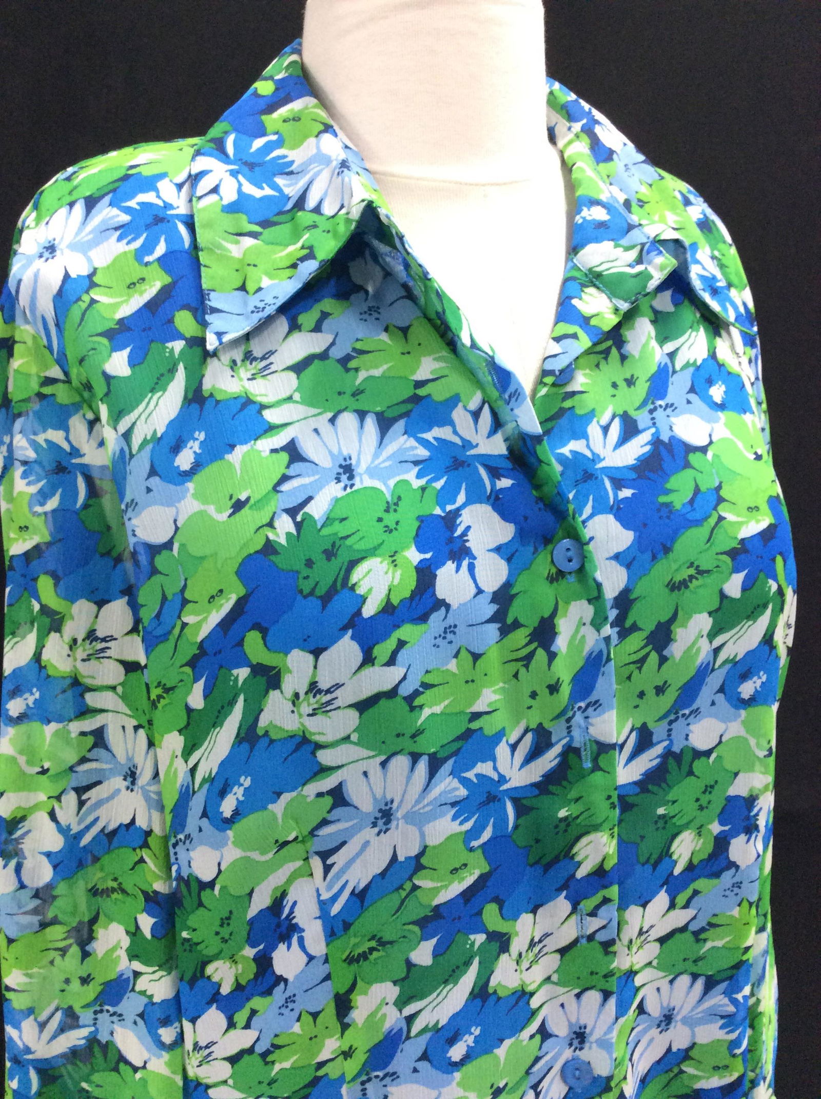 Long Sleeve Floral Blouse, Louis Dell’Olio Sz M: Long sleeves with button cuffs, interior blue Lining, transparent sleeves, Button Down, Collar, polyester, lightweight, feminine. Fitted Waist 38 in. Linea by Louis Dell’ Olio, Designer Blouse, Flor